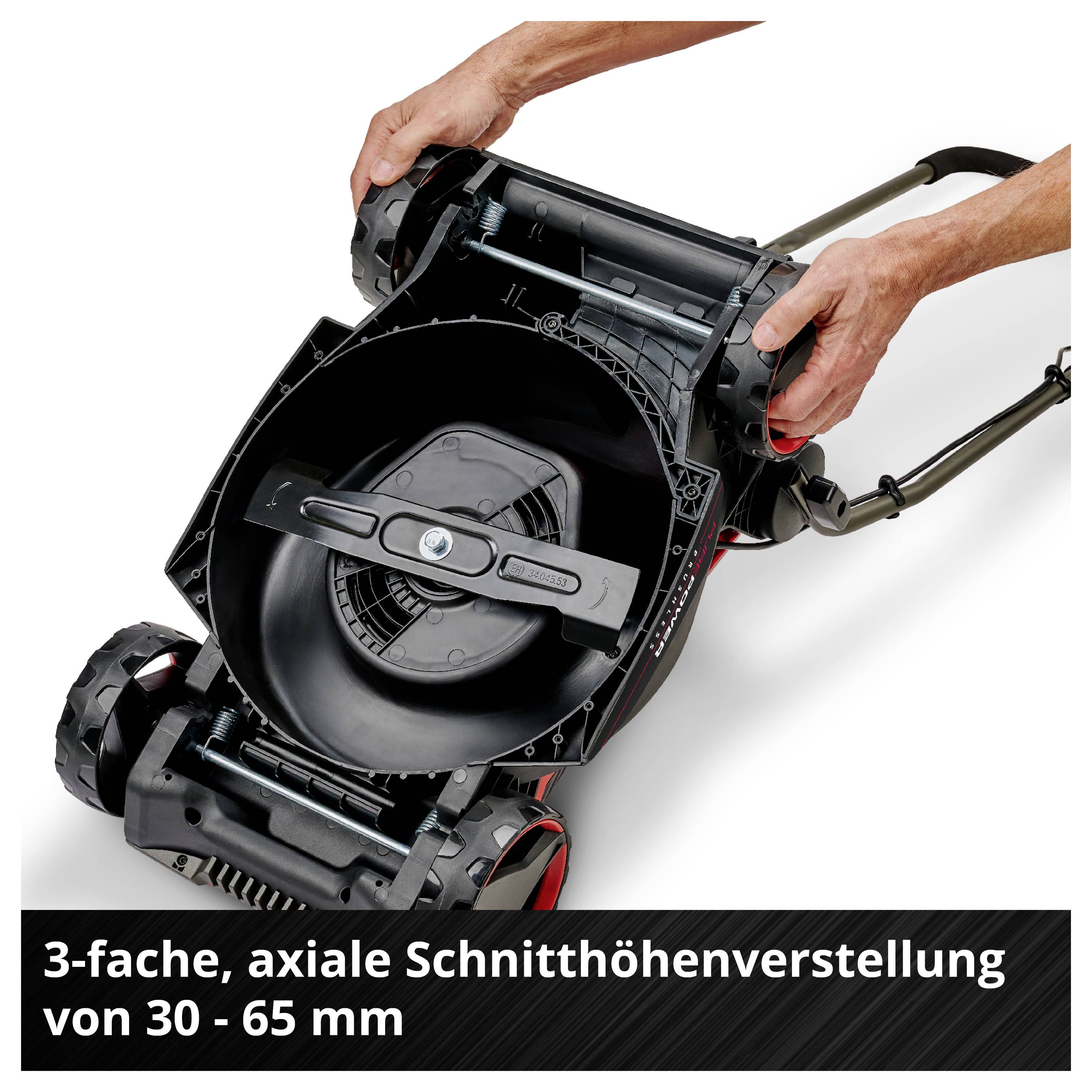 Rasenmäher mit dreifacher, axialer Schnitthöhenverstellung von 30 bis 65 mm, dargestellt mit einer Person, die die Verstellung benutzt.