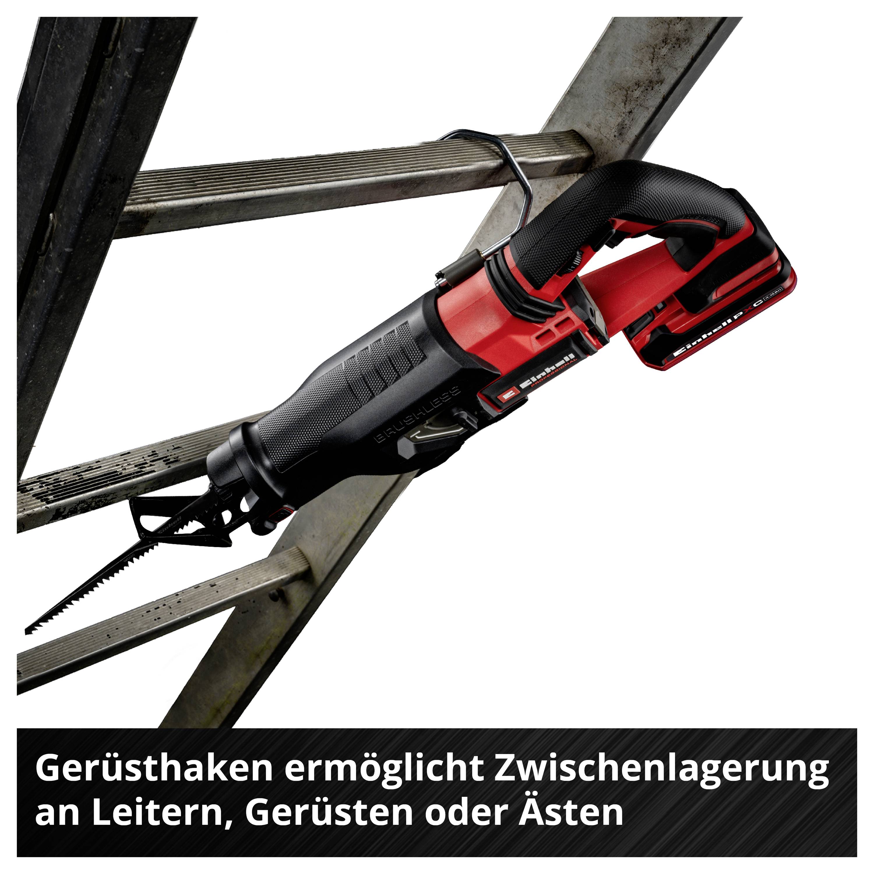Säbelsäge mit Gerüsthaken, befestigt an einer Leiter. Text: 'Gerüsthaken ermöglicht Zwischenlagerung an Leitern, Gerüsten oder Ästen'.