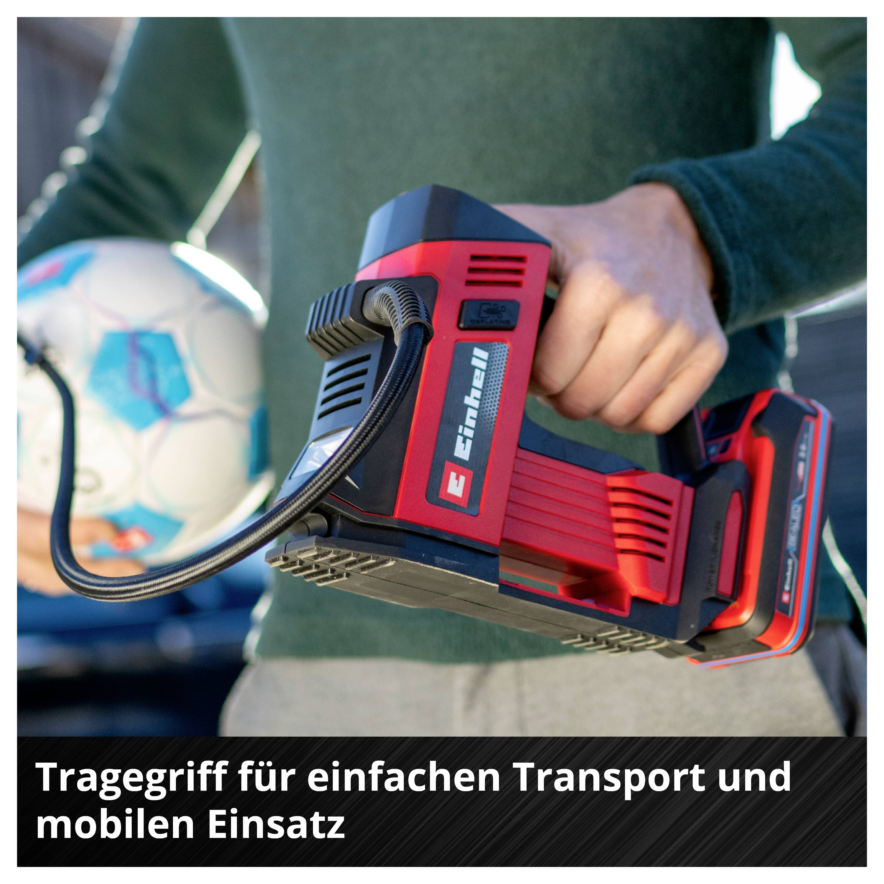 Eine Person hält einen Druckluftkompressor und einen Fußball. Text: 'Tragegriff für einfachen Transport und mobilen Einsatz'.