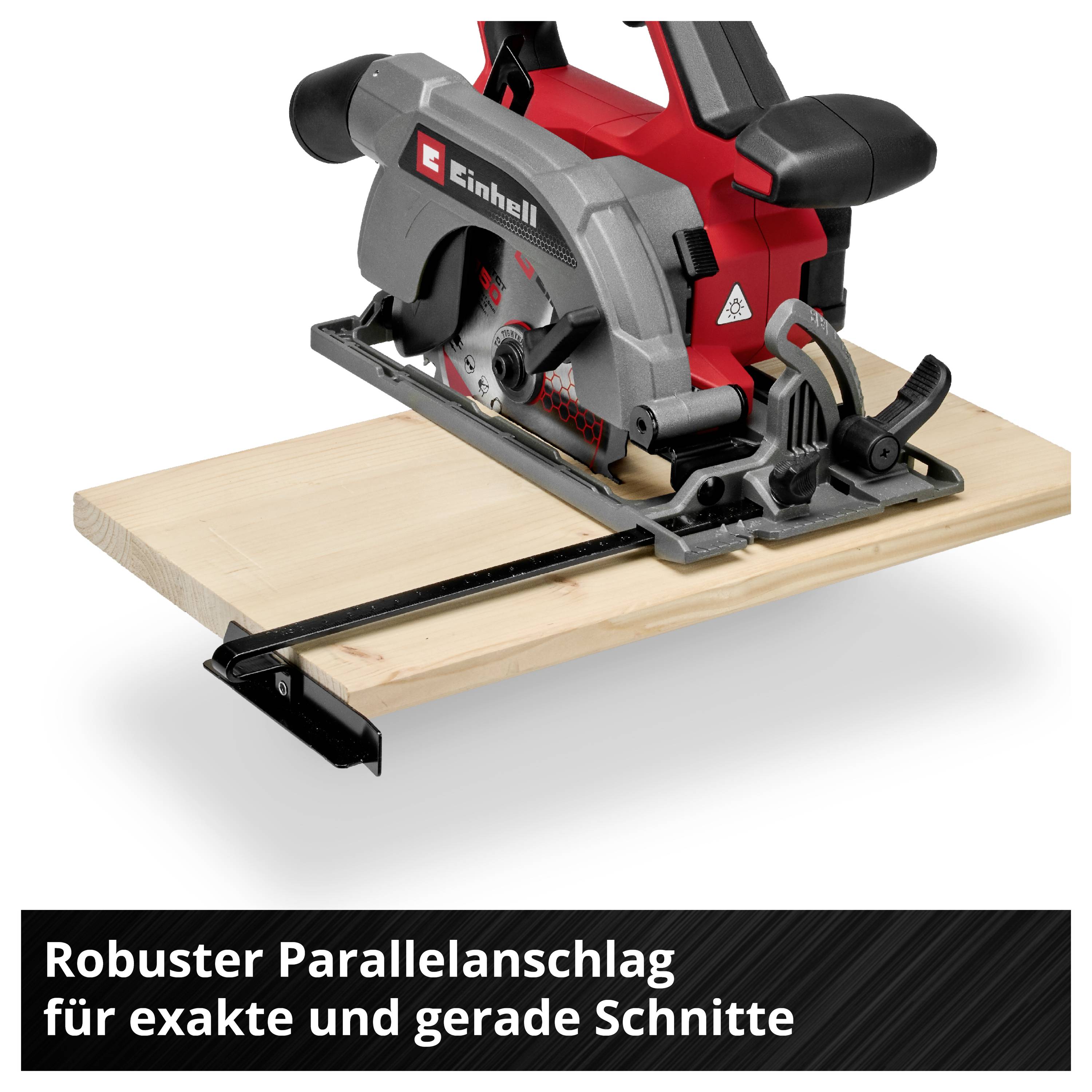 Eine rote Handkreissäge auf einem Holzbrett, mit der Aufschrift 'Robuster Parallelanschlag für exakte und gerade Schnitte'.