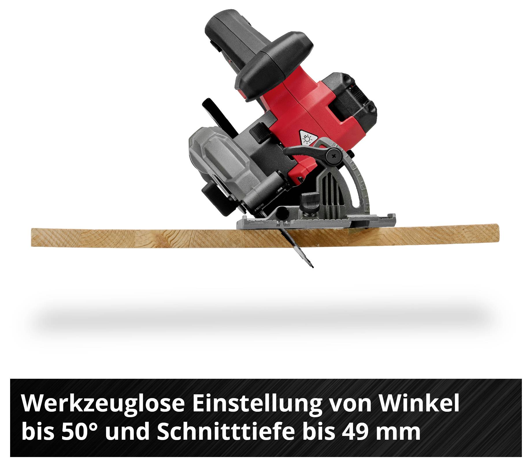 Handkreissäge mit um 50° verstellbarem Neigungswinkel und bis zu 49 mm Schnitttiefe auf einem Holzstück, werkzeuglos einstellbar.