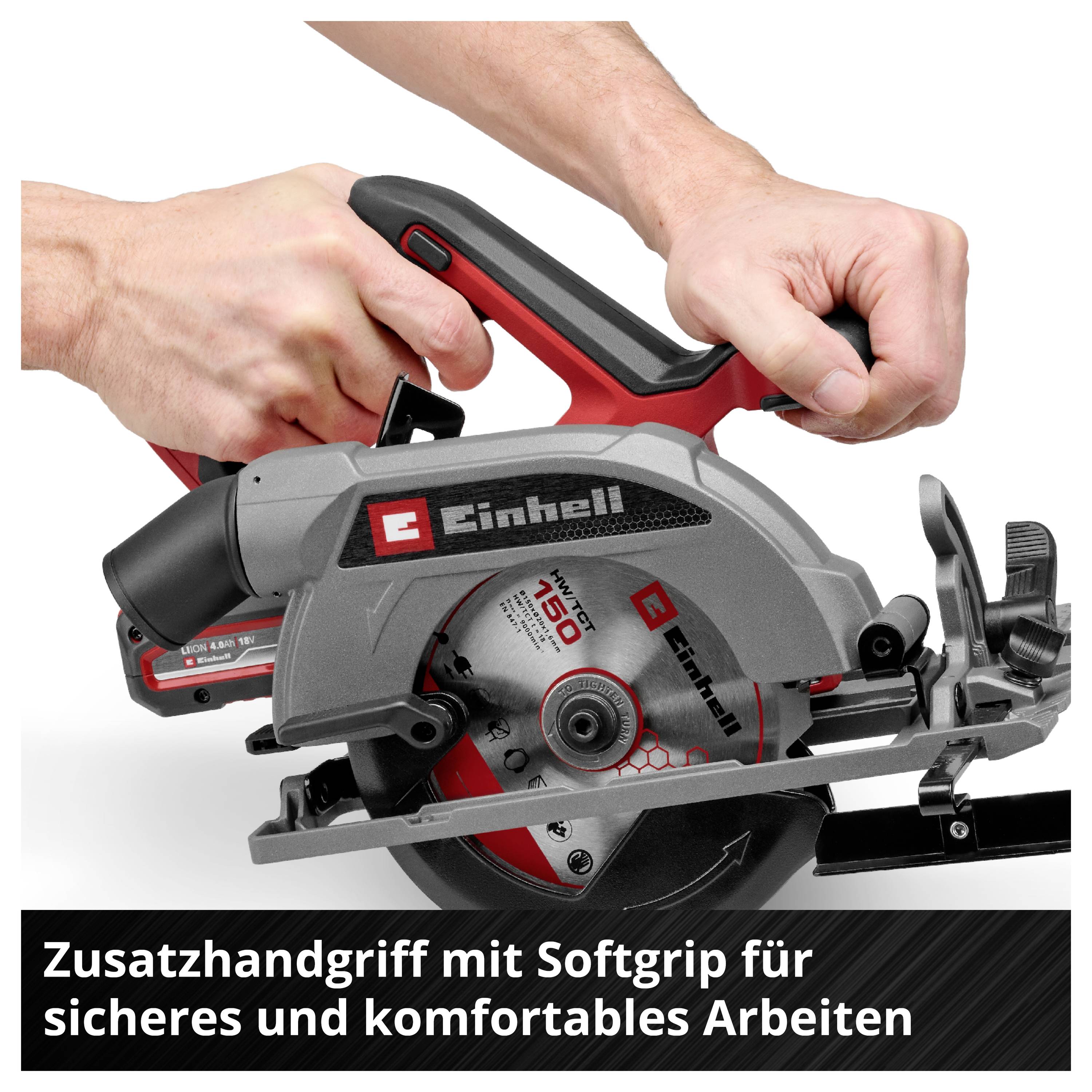 Mann hält eine Einhell-Handkreissäge mit Zusatzhandgriff für sicheres und komfortables Arbeiten.