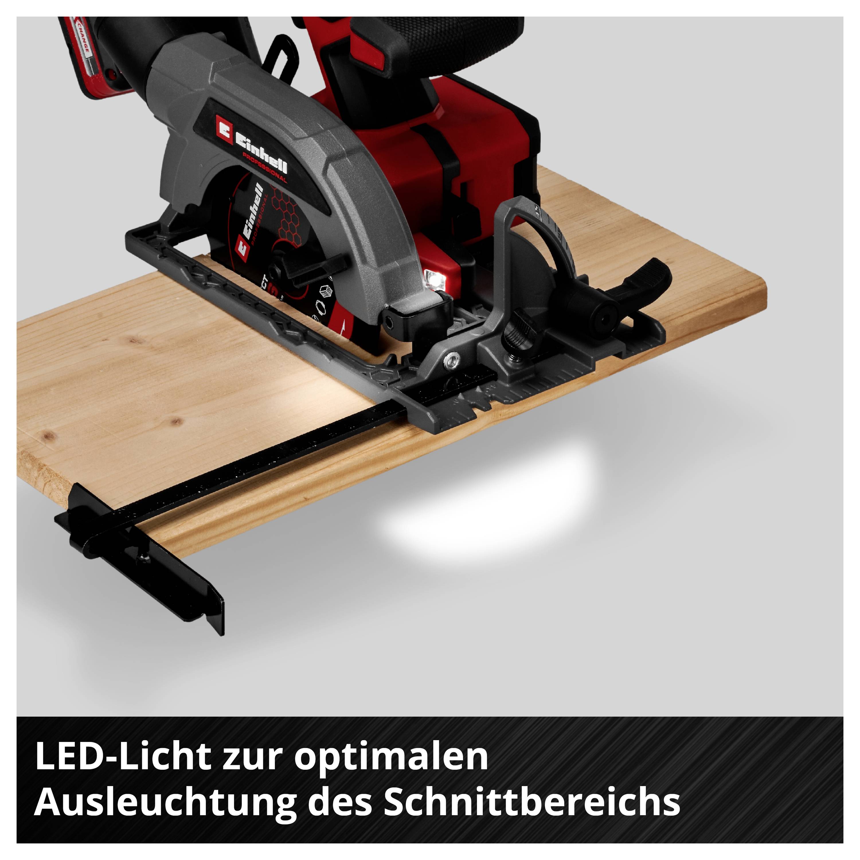 Eine Kreissäge schneidet ein Holzbrett. Ein LED-Licht beleuchtet den Schnittbereich. Text: 'LED-Licht zur optimalen Ausleuchtung des Schnittbereichs'.