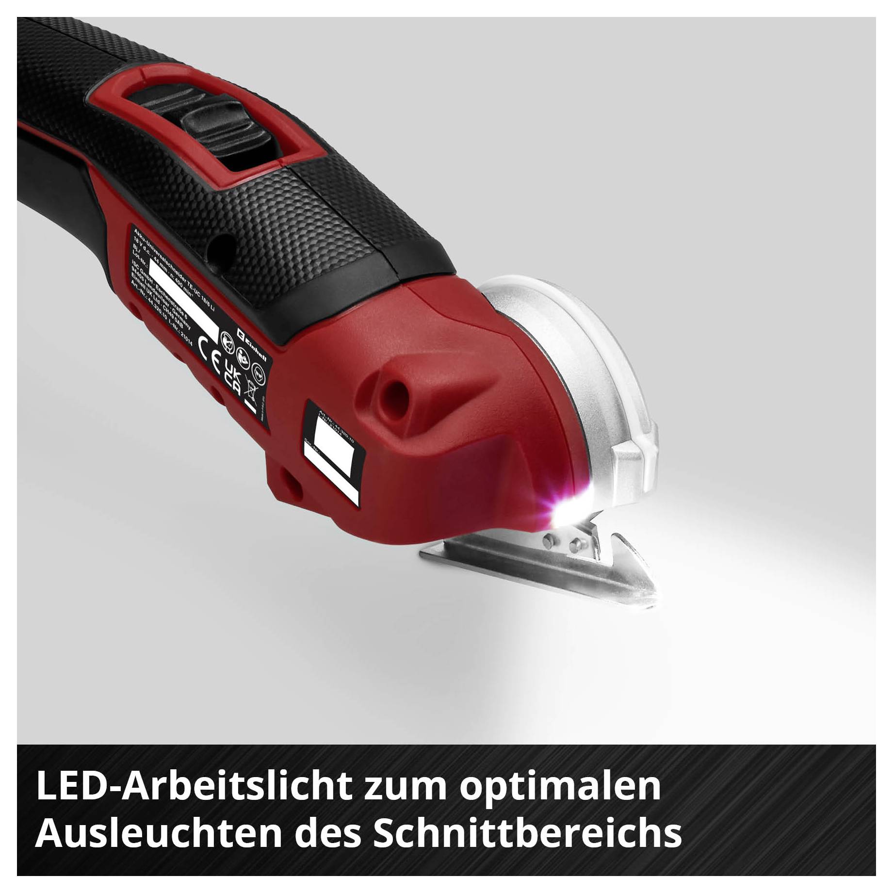 Ein rotes, elektrisches Schneidwerkzeug mit LED-Arbeitslicht zeigt die Ausleuchtung des Schnittbereichs. Text: 'LED-Arbeitslicht zum optimalen Ausleuchten des Schnittbereichs'.
