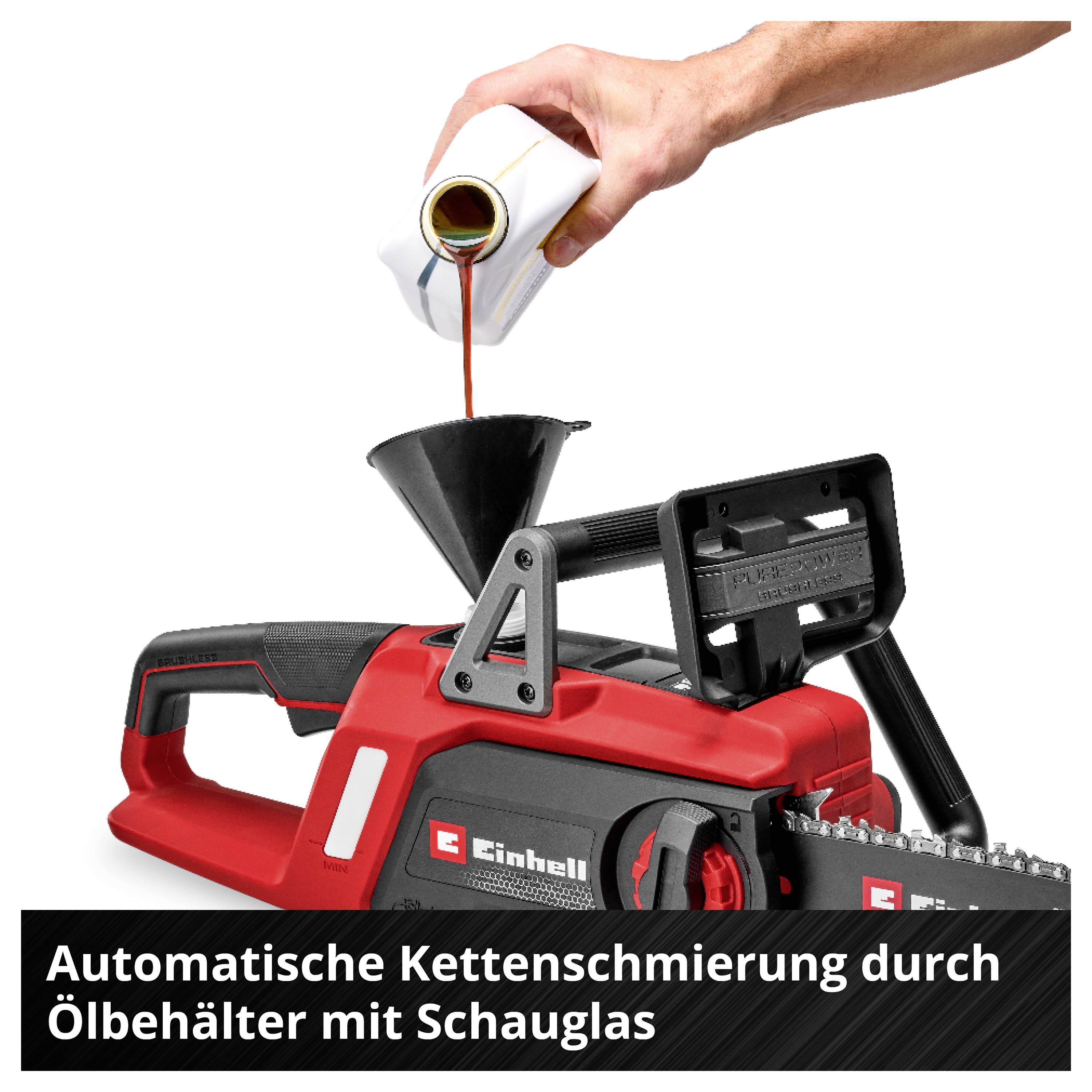 Eine rote Kettensäge, in die jemand Öl aus einem weißen Behälter in einen Trichter gießt. Text: 'Automatische Kettenschmierung durch Öltank mit Schauglas'.