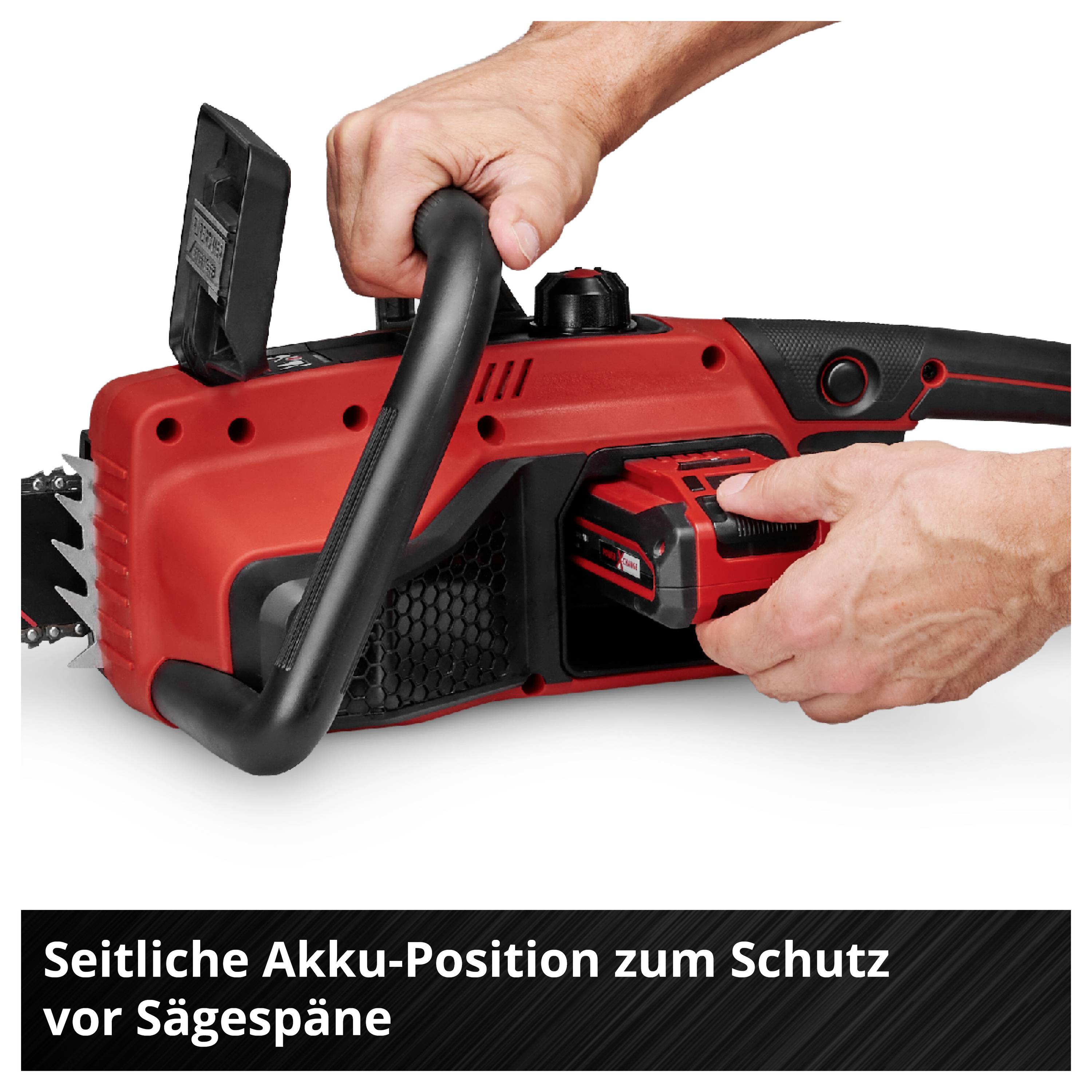 Akkubetriebene Motorsäge, seitliche Akku-Position, schützt vor Sägespäne, rote Hülle, schwarze Griffe, wird von Hand gehalten.