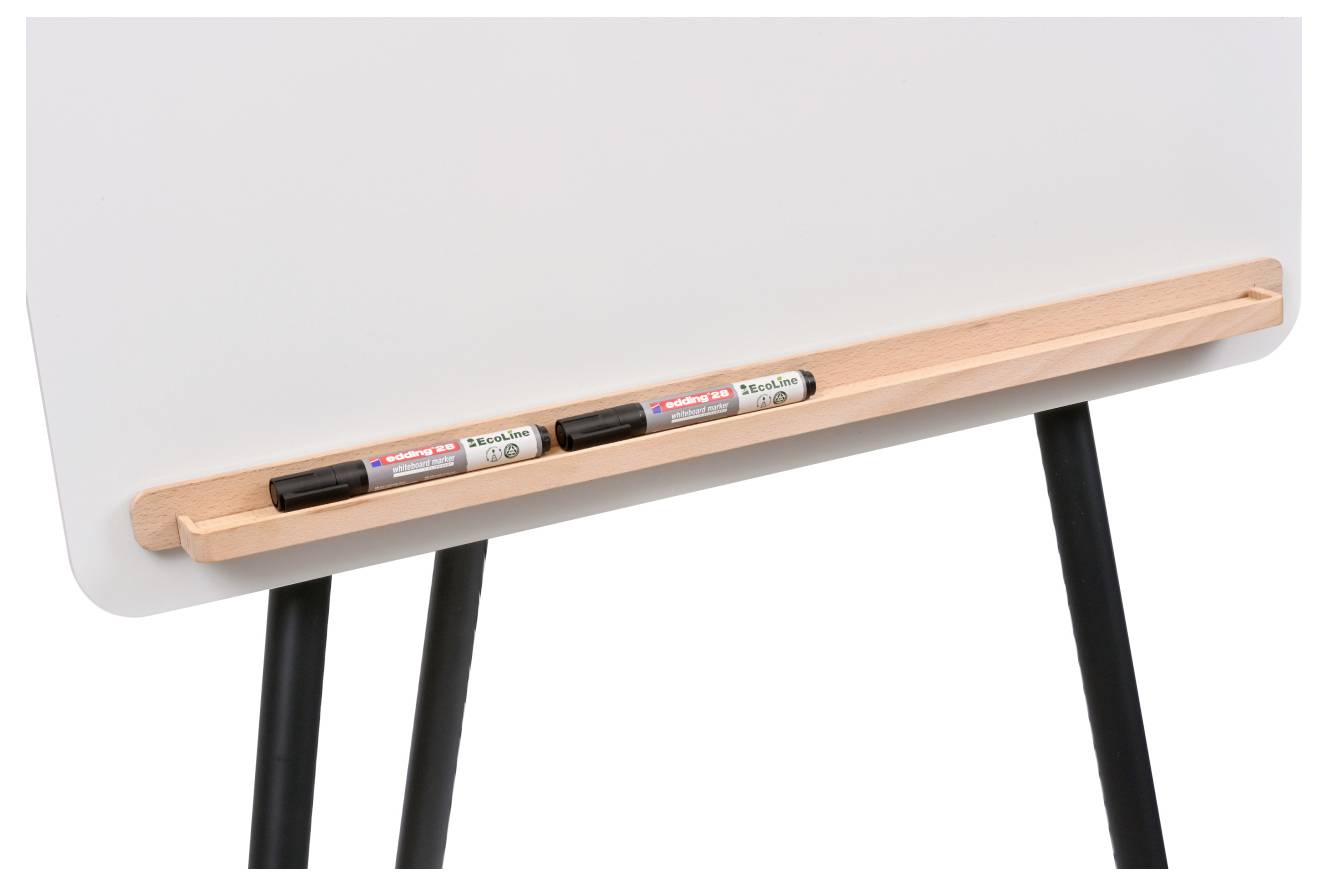 Eine Nahaufnahme eines Whiteboards auf einem Staffelei mit zwei schwarzen Markern, die auf einem Holztablett darunter abgelegt sind.