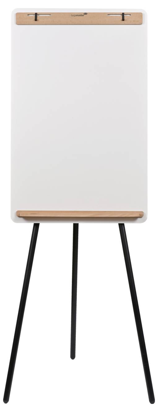 Ein leeres Flipchart auf einem Dreibeinständer mit einem Holztablett, für Präsentationen oder Brainstorming-Sitzungen positioniert.