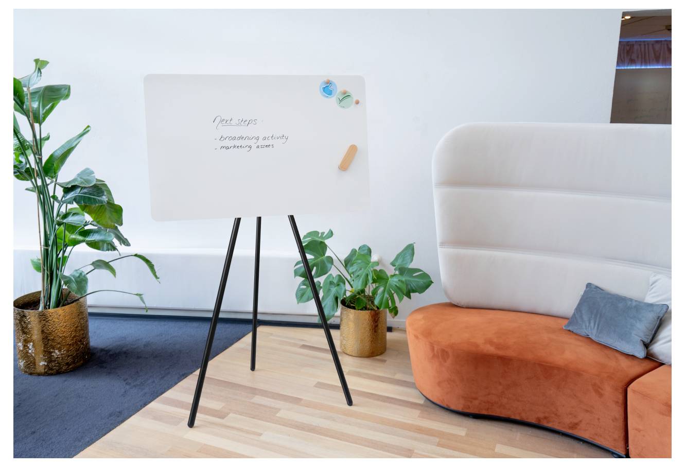 Eine Pinnwand auf einem Ständer zeigt 