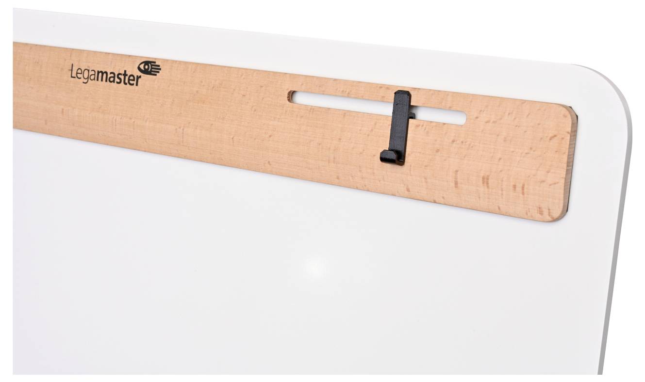 Eine Magnettafel mit einem Holzleiste oben, an der ein kleiner schwarzer Haken angebracht ist. Das Logo 'Legamaster' ist auf der Holzleiste zu sehen.
