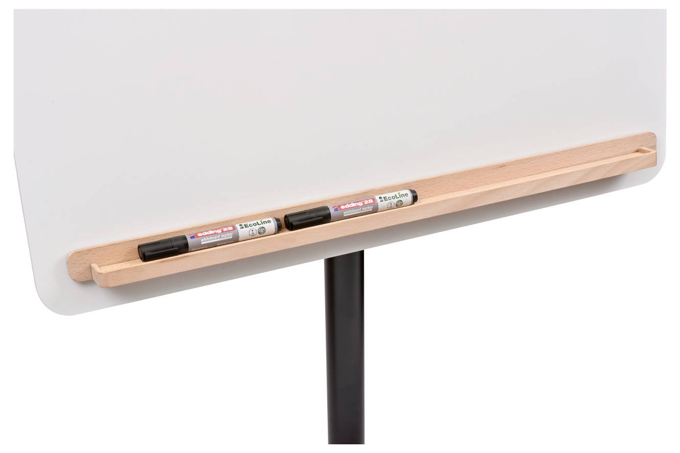 Whiteboard mit einem Holz-Markerbehälter, der zwei schwarze Whiteboard-Marker enthält, befestigt an einem schwarzen Ständer.