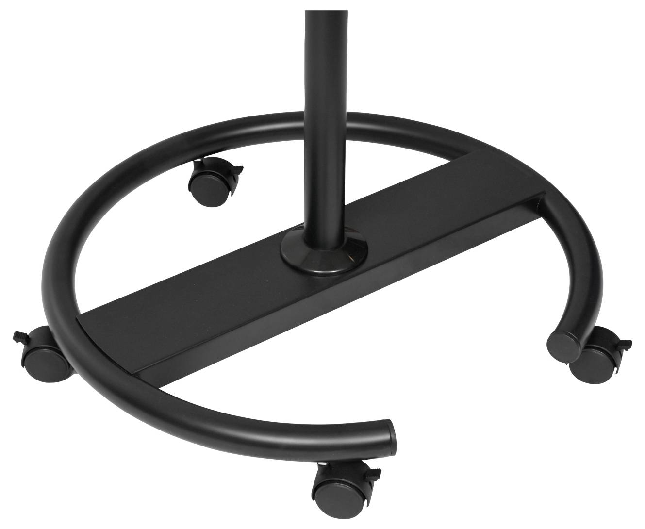 Eine schwarze kreisförmige Basis mit Rädern, die eine vertikale Metallstange trägt. Das Design verfügt über vier kleine Laufrollen für Mobilität.