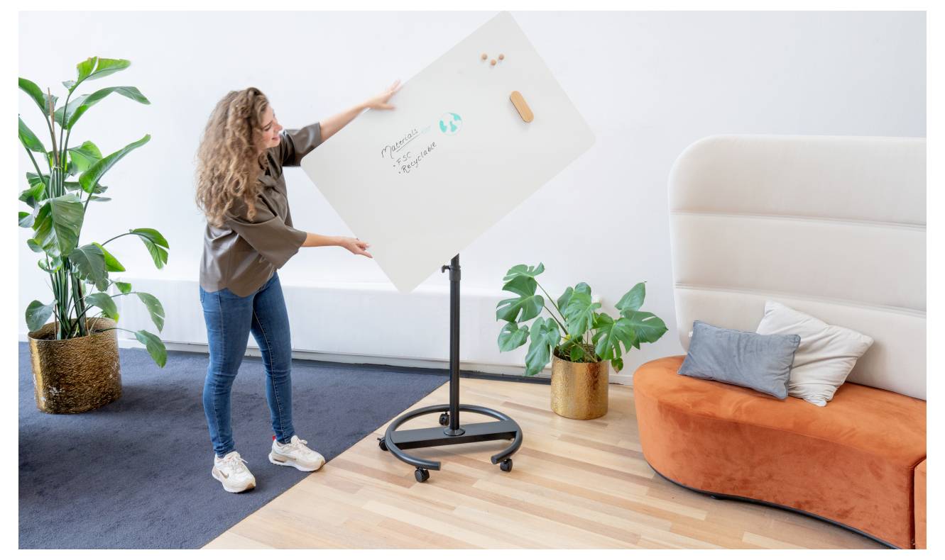 Eine Person richtet eine rotierende Whiteboardtafel mit der Aufschrift 