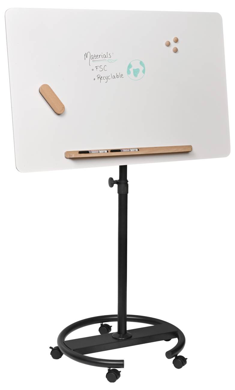 Mobiles Whiteboard auf einem Ständer mit Rollen, ausgestattet mit einer Liste nachhaltiger Materialien, einem Stiftablage, Magneten und einem Recycling-Symbol.