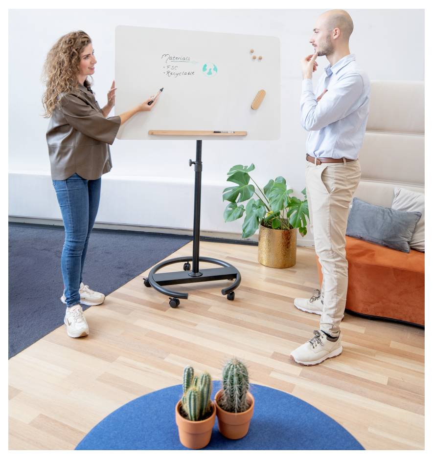 Eine Frau zeigt auf ein Whiteboard mit den Worten 