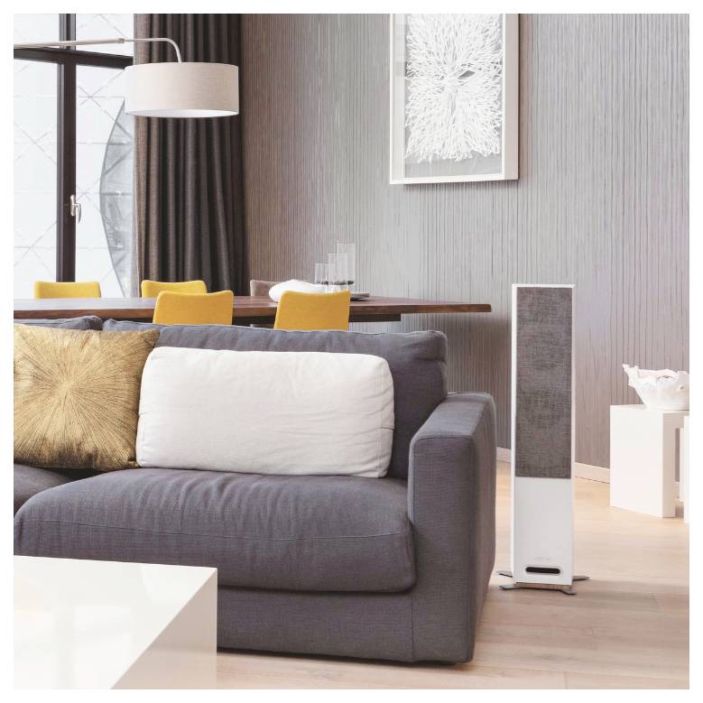 Ein modernes Wohnzimmer mit einem grauen Sofa, gelben Stühlen, einem Esstisch und einem standenden Lautsprecher. Großes Fenster und Wandkunst im Hintergrund.