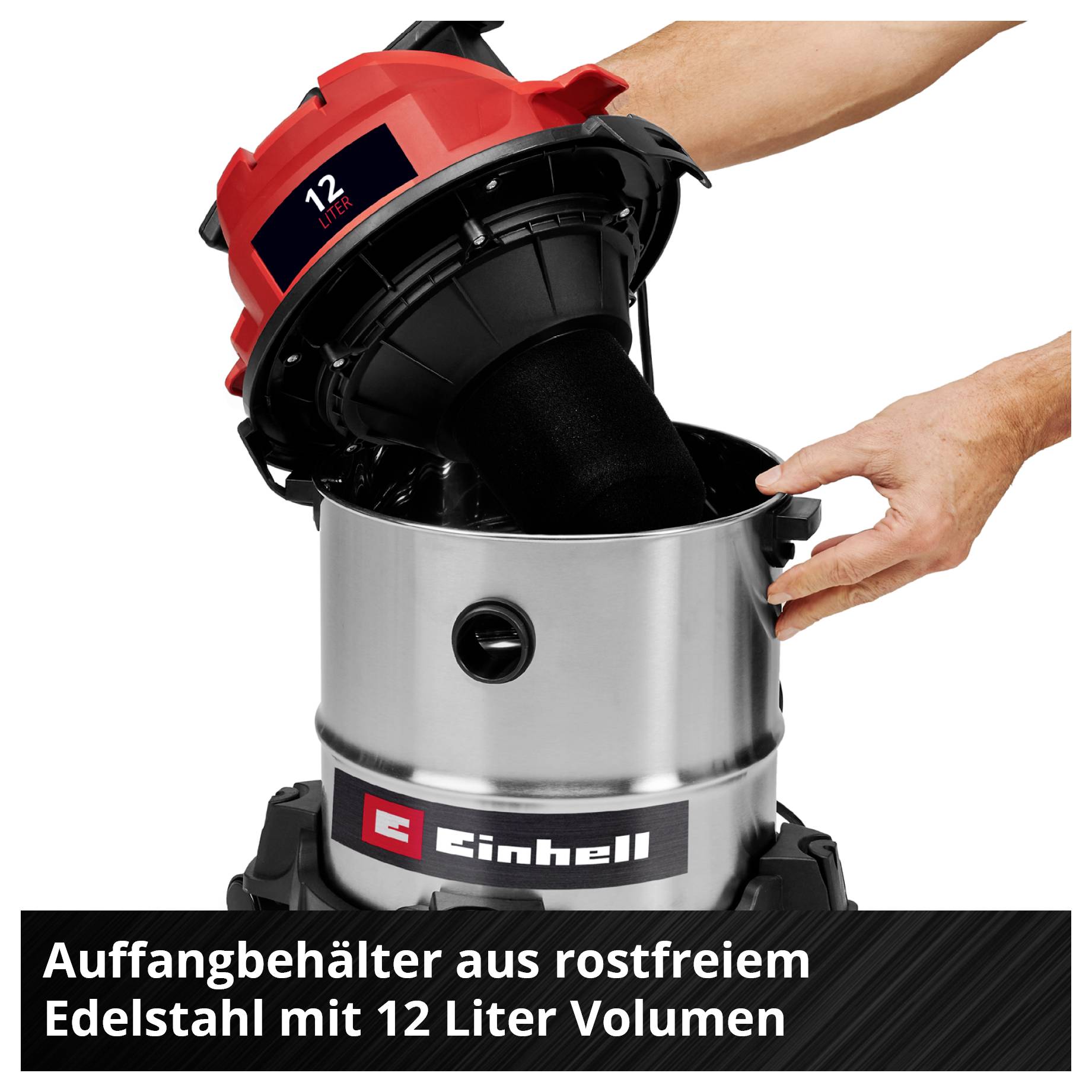 Ein Mann hält einen Auffangbehälter aus Edelstahl mit 12 Liter Volumen von der Marke Einhell.