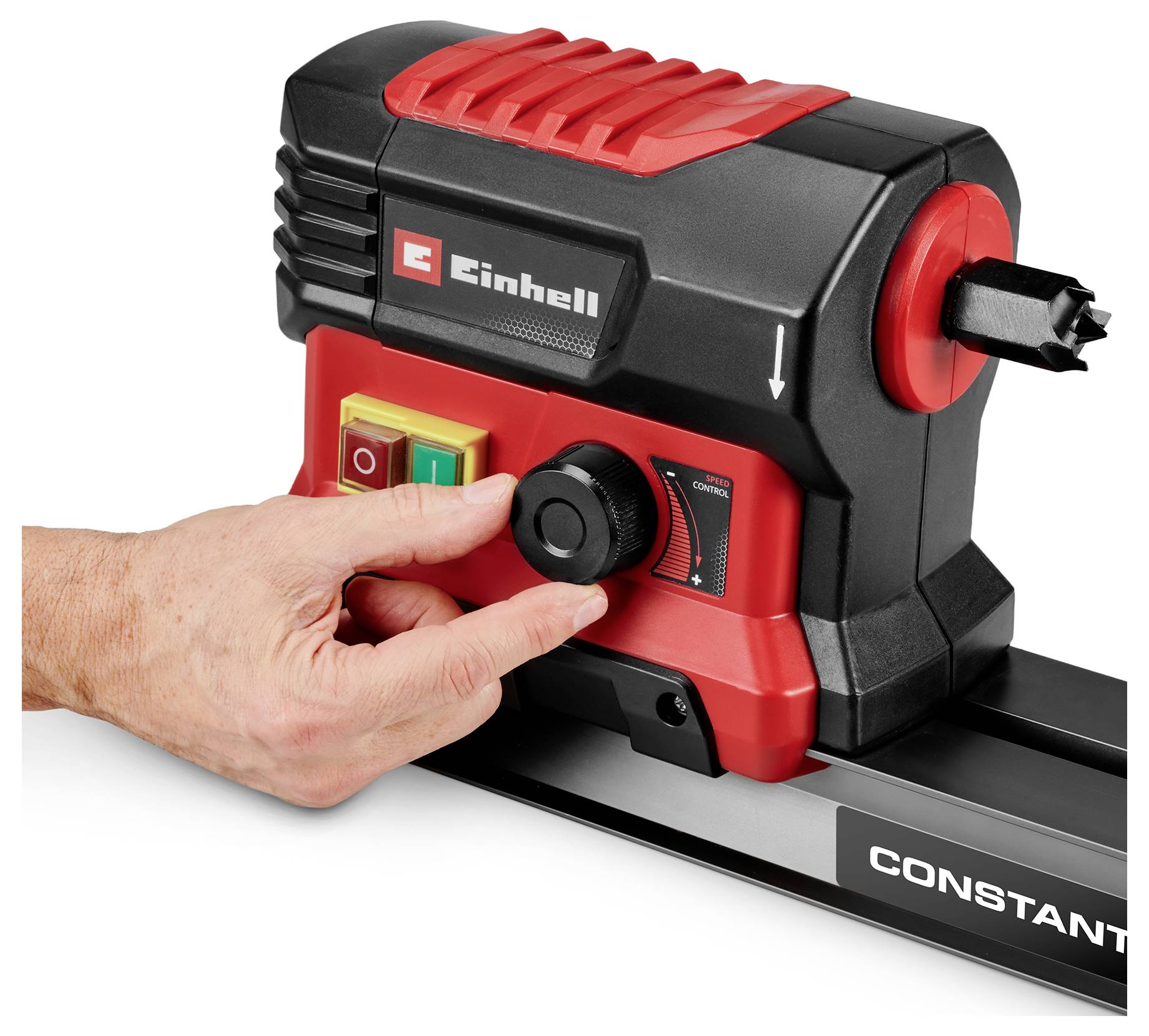 Eine Person dreht einen Drehknopf an einem roten und schwarzen Elektrowerkzeug mit der Aufschrift 