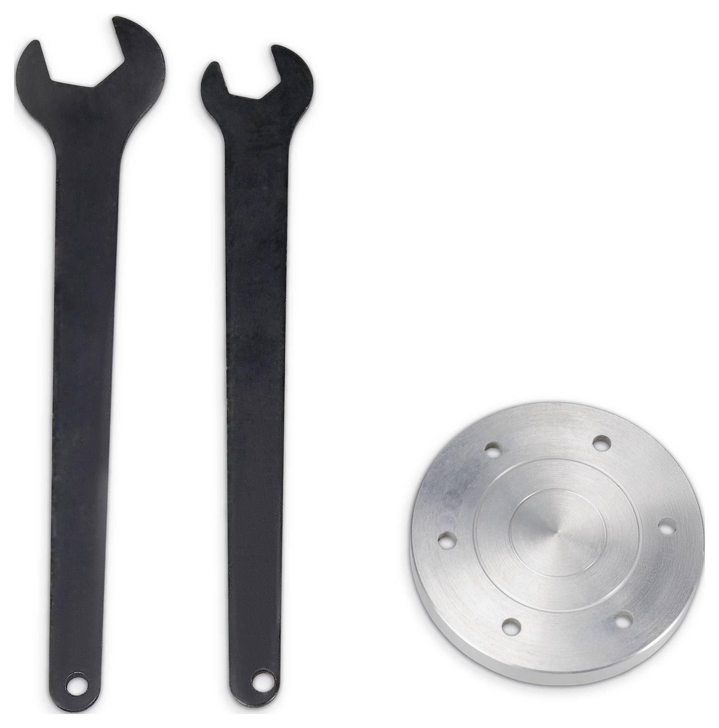 Zwei schwarze Schraubenschlüssel und ein rundes silbernes Metallobjekt mit Löchern an der Seite, vor einem weißen Hintergrund.