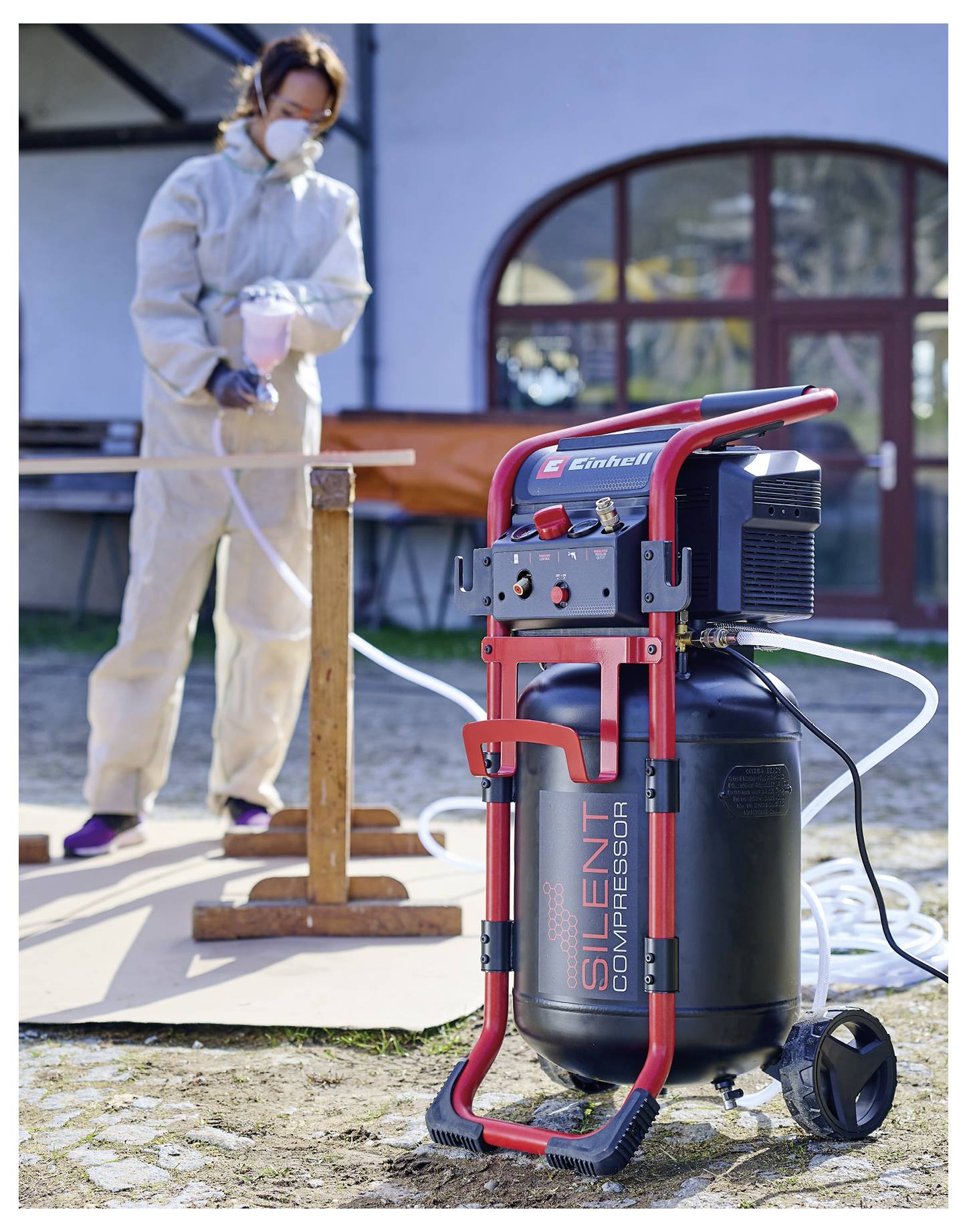 Person in Schutzausrüstung, die einen 