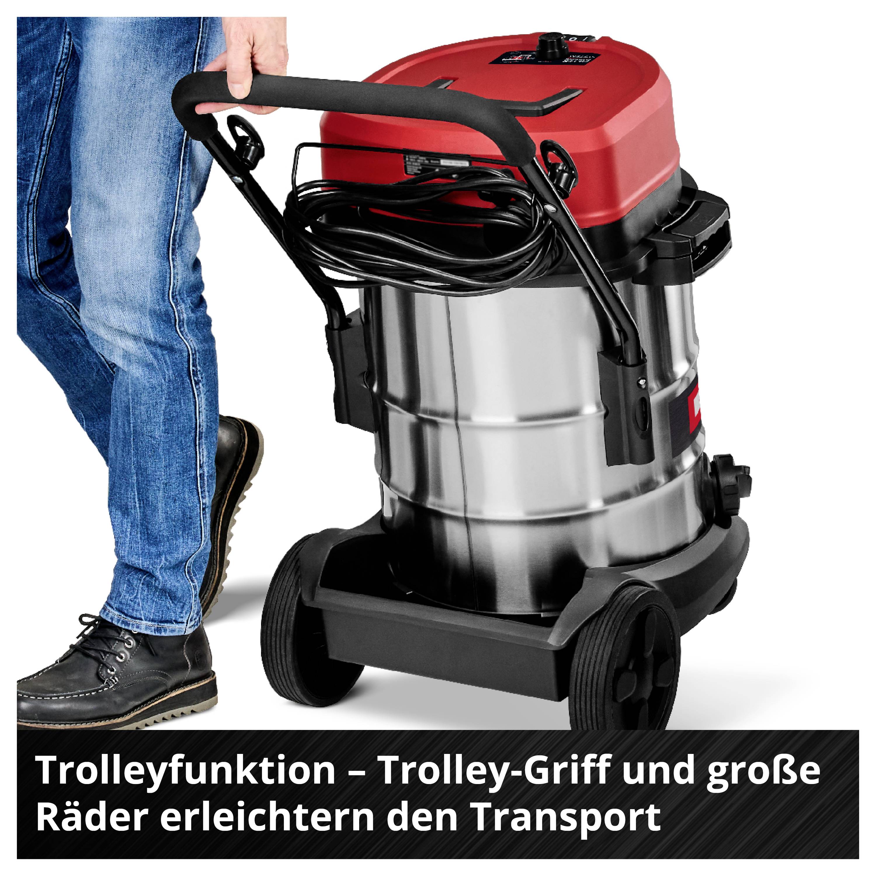 Industriestaubsauger mit Trolleygriff und großen Rädern für einfachen Transport. Person zieht den Staubsauger, Fokus auf Mobilität.