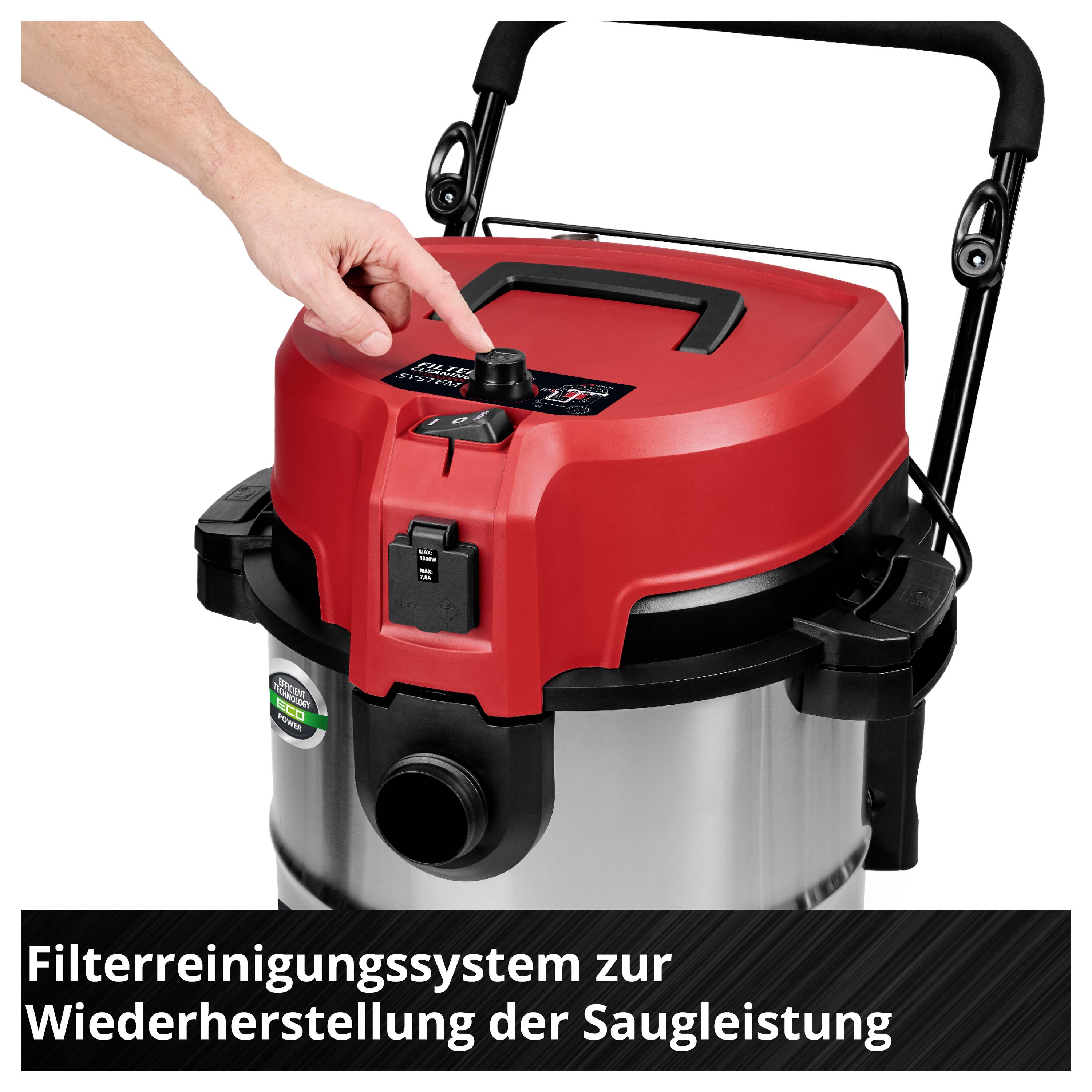 Hand drückt Knopf an einem rot-schwarzen Staubsauger zur Filterreinigung und Wiederherstellung der Saugleistung.