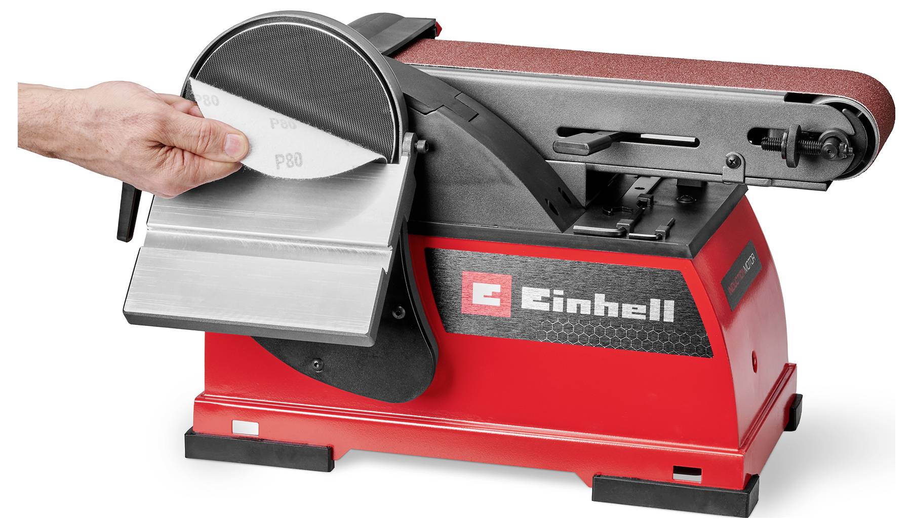 Eine Person stellt eine Schleifscheibe an einer rot-schwarzen Bandschleifmaschine der Marke 