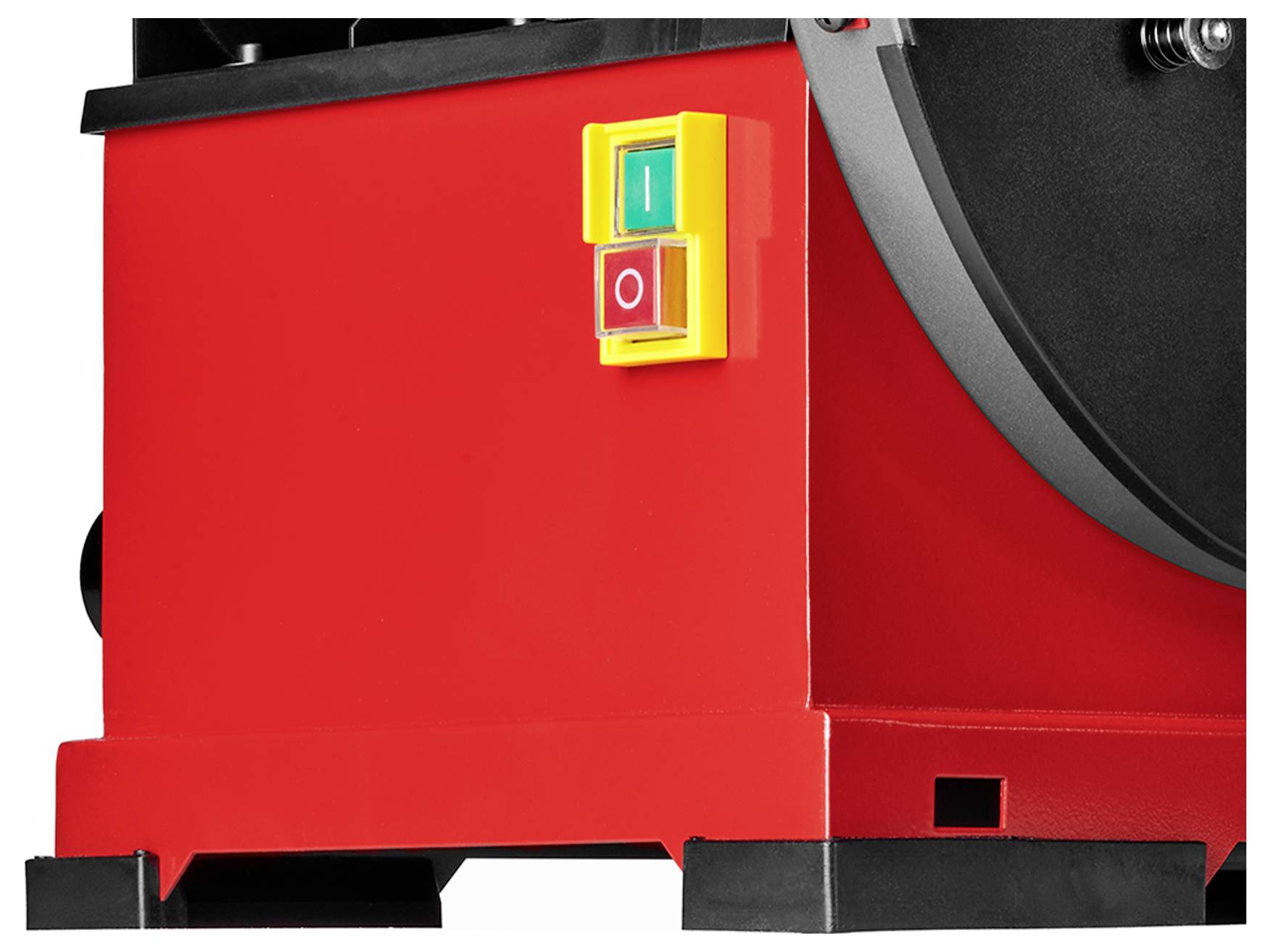 Eine Nahaufnahme einer roten Industriemaschine mit einem hervorgehobenen Hauptschalter, der die Positionen 'I' für Ein und 'O' für Aus auf einem gelben Bedienfeld zeigt.