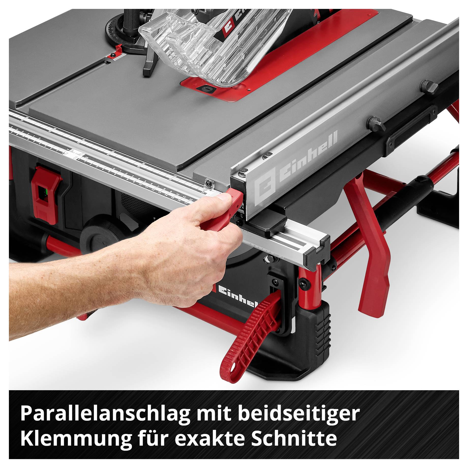 Einhell Tischkreissäge mit Parallelanschlag. Eine Hand justiert den Anschlag für präzise Schnitte.