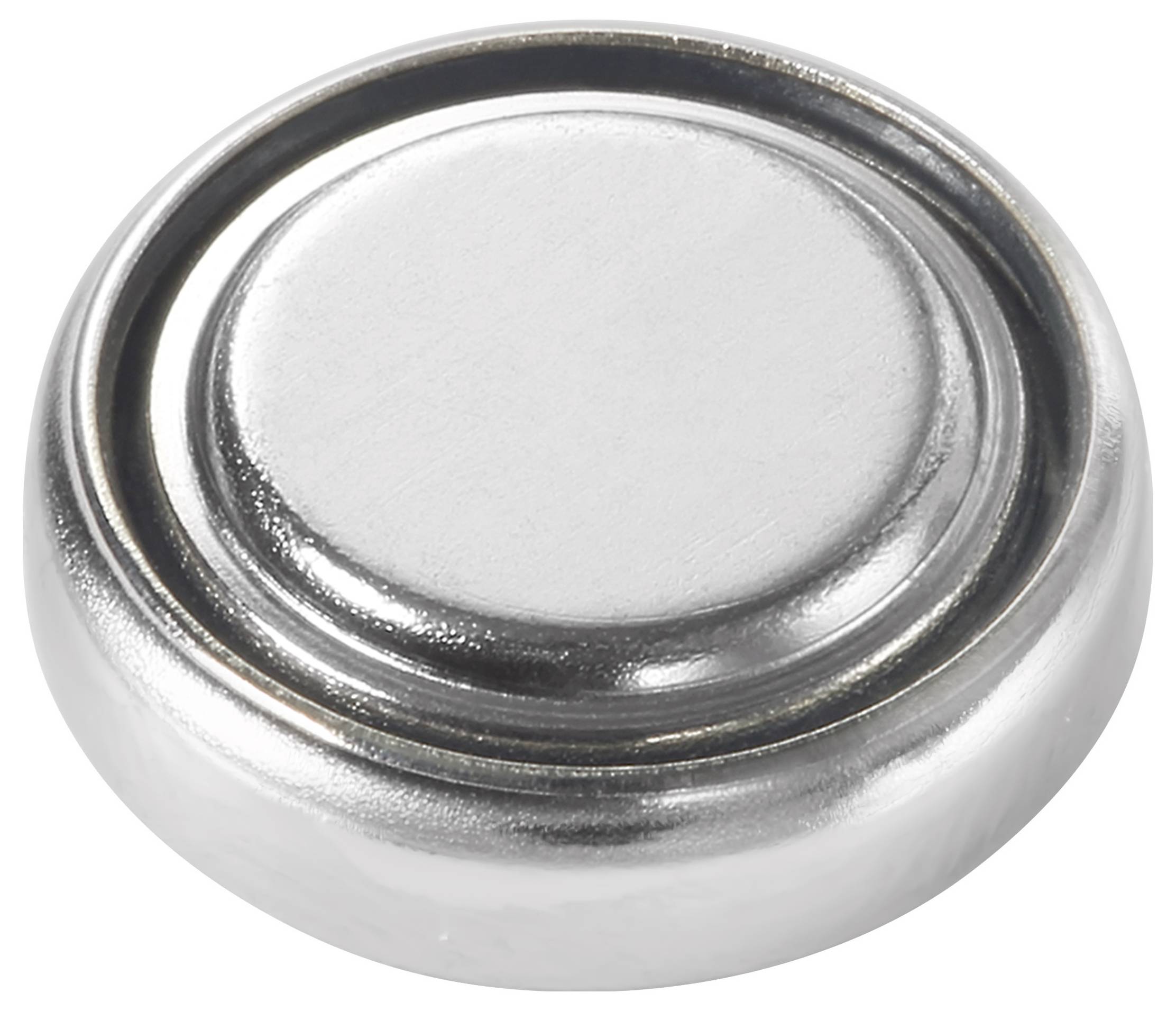 Eine kleine, runde Silberoxid-Knopfzellenbatterie von oben betrachtet.