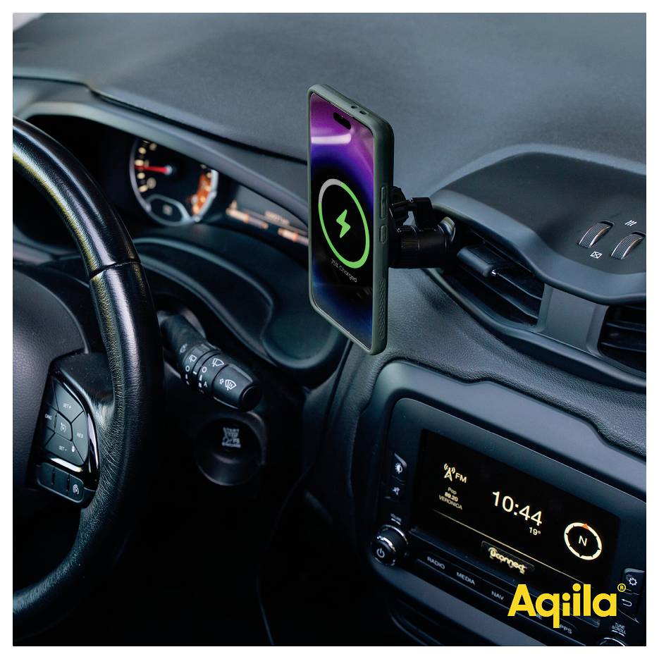 Ein Smartphone lädt kabellos auf einem Armaturenbrett-Halterung im Auto, wobei ein Ladeicon angezeigt wird. Das Armaturenbrett zeigt die Zeit als 10:44 an.