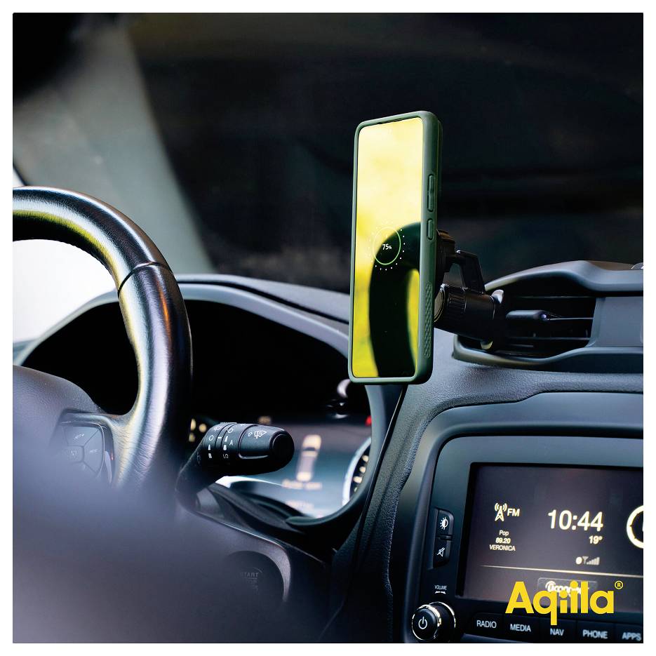 Ein Smartphone, das auf einem Armaturenbrett eines Autos befestigt ist, zeigt einen grünen Bildschirm, neben einer digitalen Autouhr, die 10:44 Uhr morgens anzeigt.