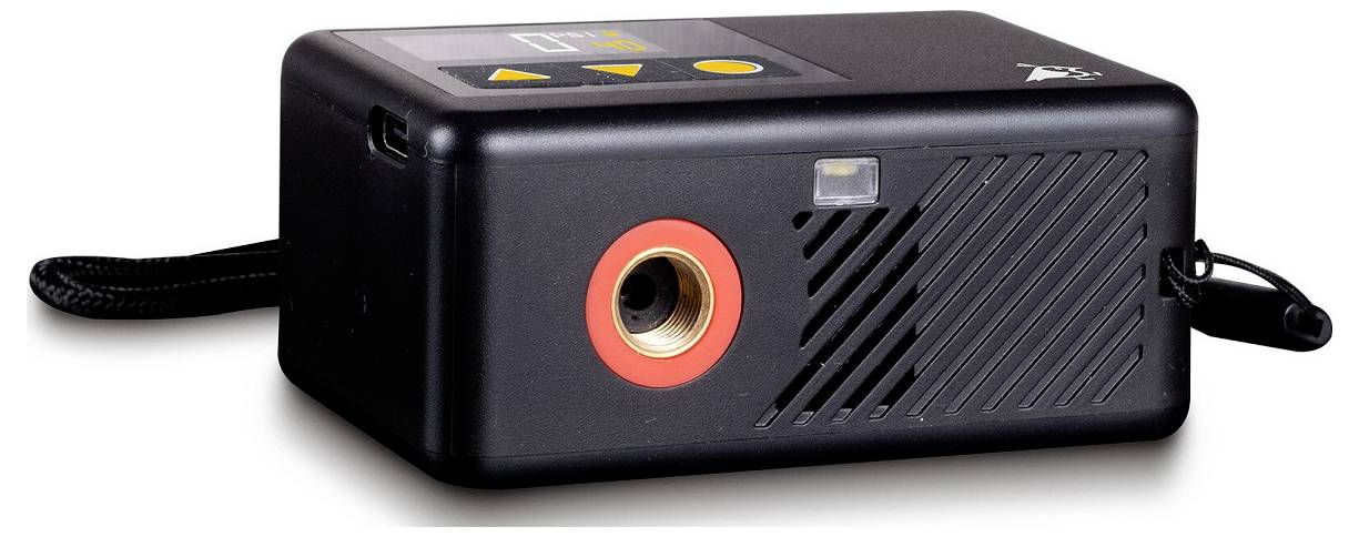 Ein schwarzes elektronisches Gerät mit einer rot umrandeten Netzsteckdose, Bedienungstasten auf der Oberseite und einem Handgelenkband an der Seite.