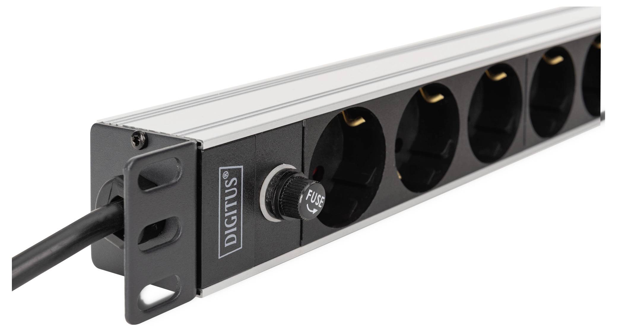 Steckerleiste mit sechs Steckdosen, Marke 'DIGITUS'. Ausstattungsmerkmale umfassen eine Sicherung und ein Kabel, das von einem Ende abgeht. Konstruiert für elektronische Geräte.
