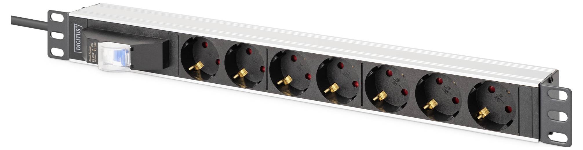 Ein Metallsteckerleisten mit acht schwarzen Steckdosen und einem Netzwerkanschluss an der Seite, horizontal montiert mit Schraublöchern an jedem Ende.