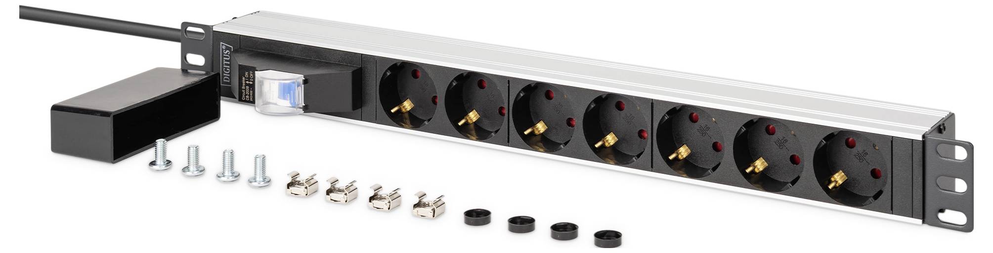 Eine Steckerleiste mit sechs europäischen Steckdosen, einem Netzwerkstecker und mitgelieferten Schrauben sowie Halterungen zur Installation.
