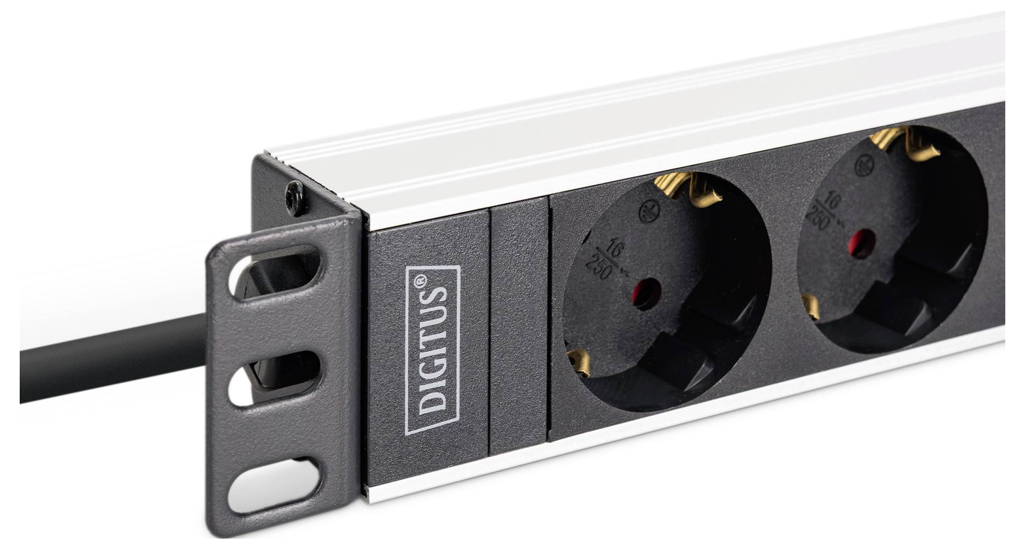 Eine Steckdosenleiste mit mehreren europäischen Steckdosen, mit Schrauben auf einer Metallhalterung montiert, und die Marke „Digitus