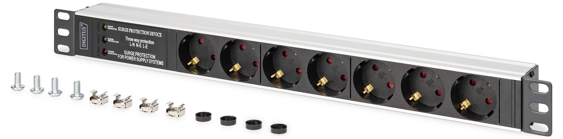Eine Metallstromleiste mit sieben schwarzen Steckdosen, Befestigungsschrauben und Abdeckungen wird angezeigt. Konzipiert für die Rackinstallation in elektronischen Setups.