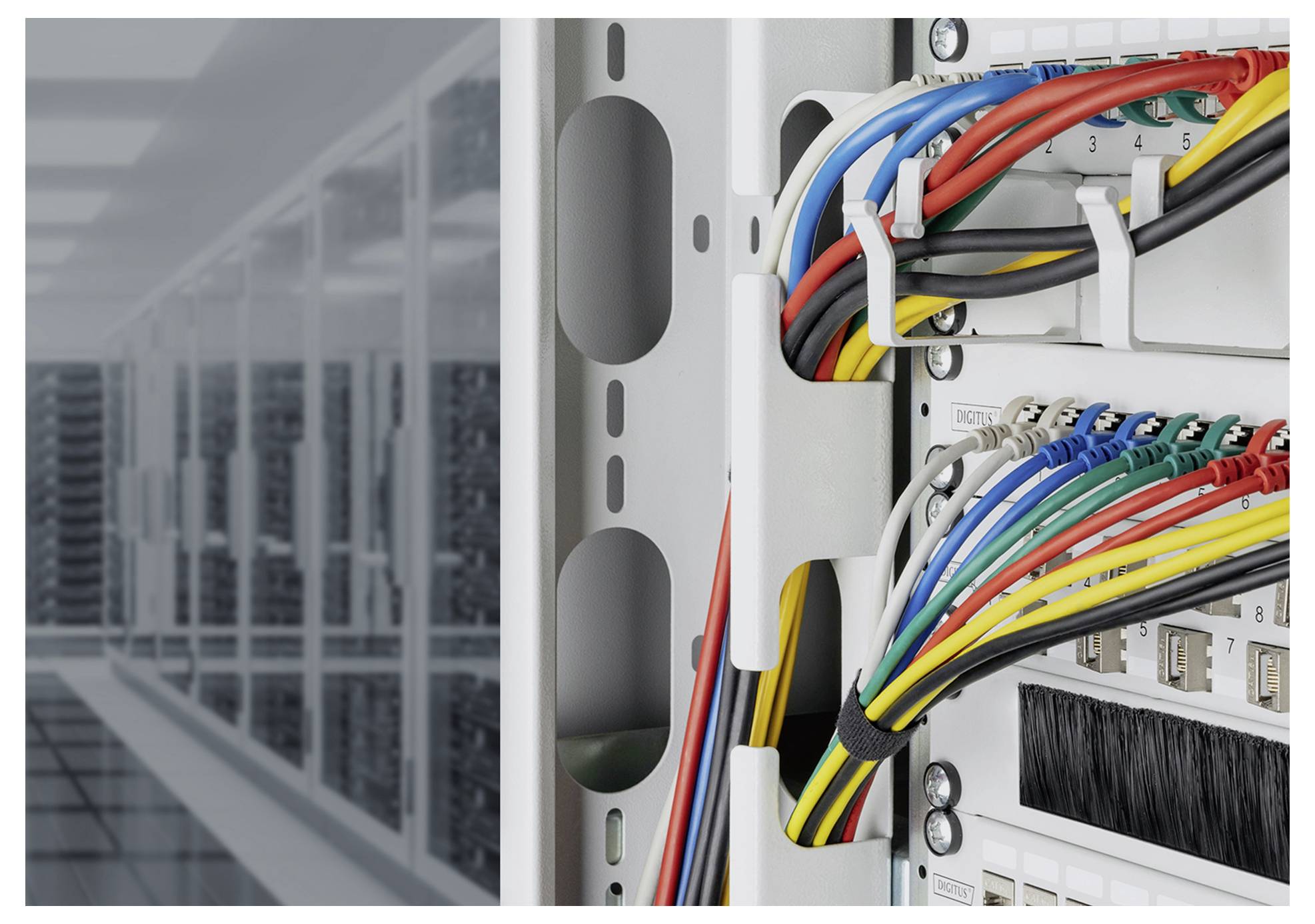 'Kompakte Steckverbinder ideal für die Verwendung in beengten Räumen.' Vergleich von Standard (38,3mm x 21,0mm) und schlankem Patchkabel (34,3mm x 12,7mm).