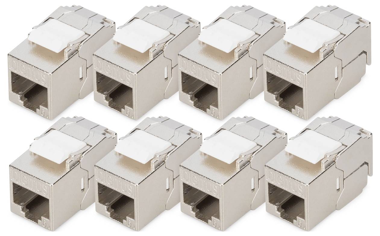 Eine Gruppe von acht metallischen Keystone-Buchsen mit RJ45-Steckern, symmetrisch angeordnet mit weißen Kunststoff-Verriegelungslaschen oben.