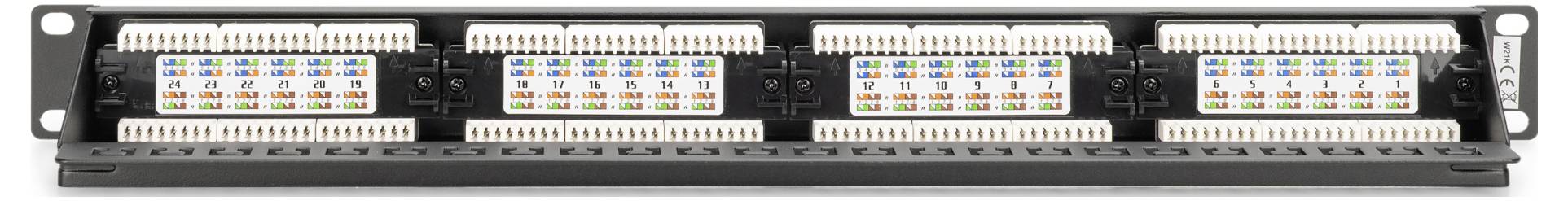 Ein Patchfeld mit Reihen von RJ45-Anschlüssen und farbigen Etiketten für die Organisierung von Netzwerkkabeln.