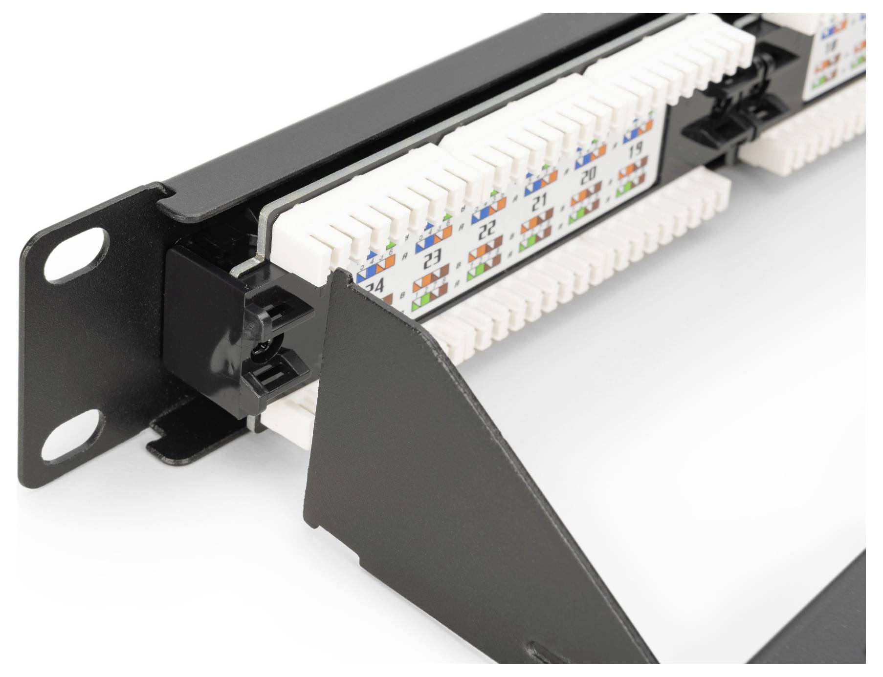 Eine Nahaufnahme einer Patchplatte mit farbcodierten Steckverbindern, die nummerierte Anschlüsse für die Verwaltung von Netzwerkkabeln in einem Server-Rack-Setup zeigt.