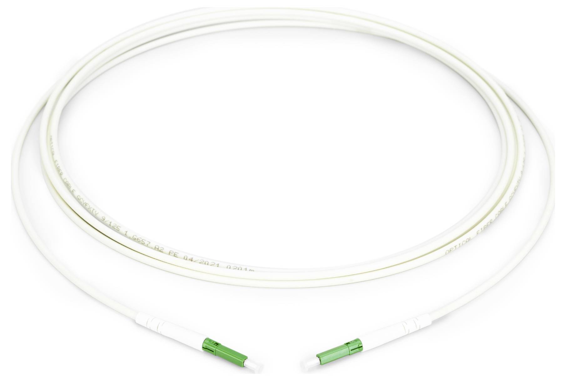 Ein weißes Lichtwellenleiterkabel mit grünen Steckverbindern an beiden Enden, in einer Schleife aufgerollt, verwendet für die Hochgeschwindigkeitsdatenübertragung.