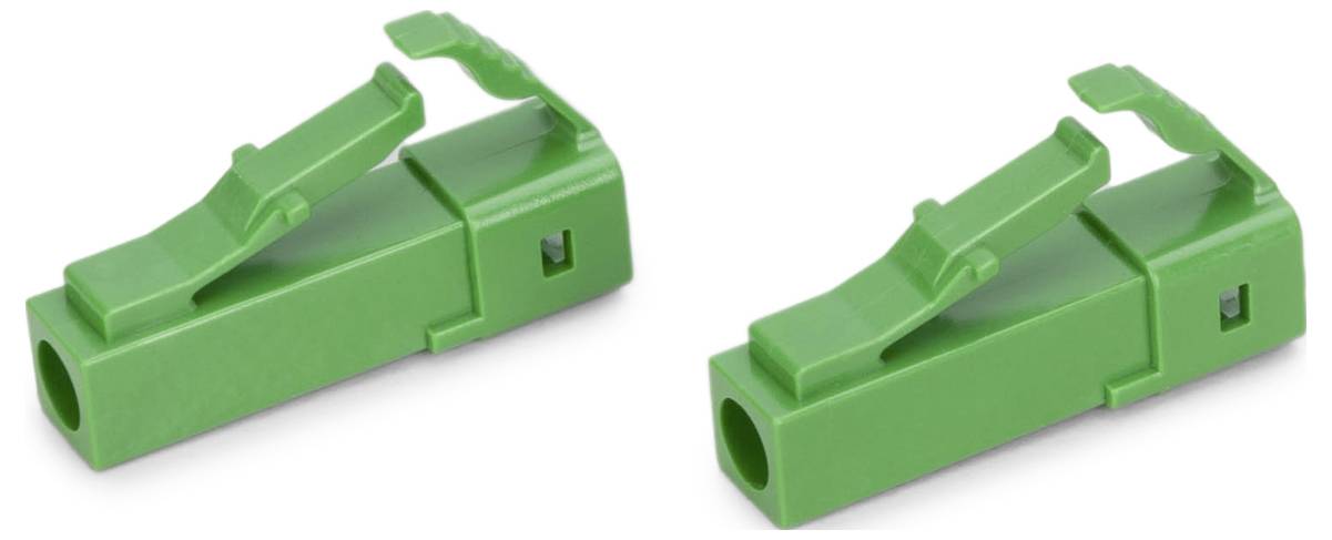 Zwei grüne Glasfaser-LC-Stecker mit Drückschiebereitern nebeneinander auf weißem Hintergrund angeordnet.