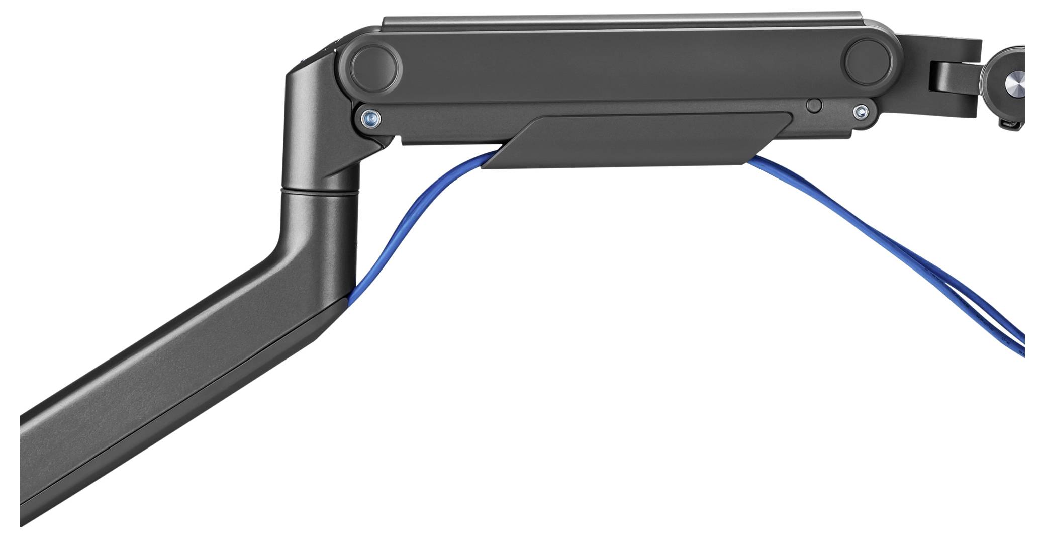 Nahaufnahme eines schwenkbaren Monitorarms in Schwarz mit sichtbaren blauen Kabeln, entworfen für ergonomische Displaypositionierung.