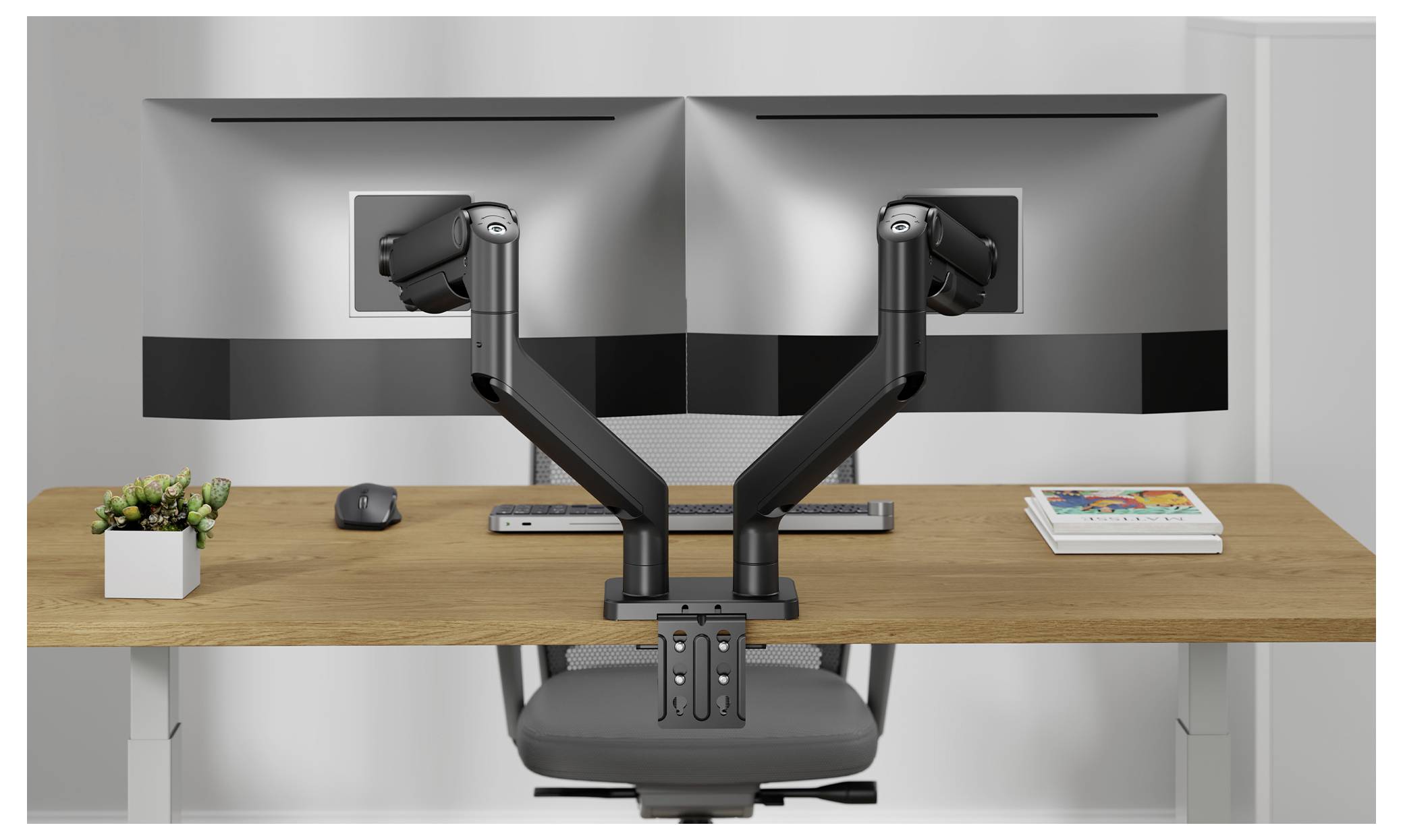 Eine Person mit langen Haaren, die große Over-Ear-Kopfhörer vor einem neutralen Hintergrund trägt. Der Text auf Deutsch lautet „Hi-Fi Audio mit Aktiver Geräuschunterdrückung auf Pro Level.