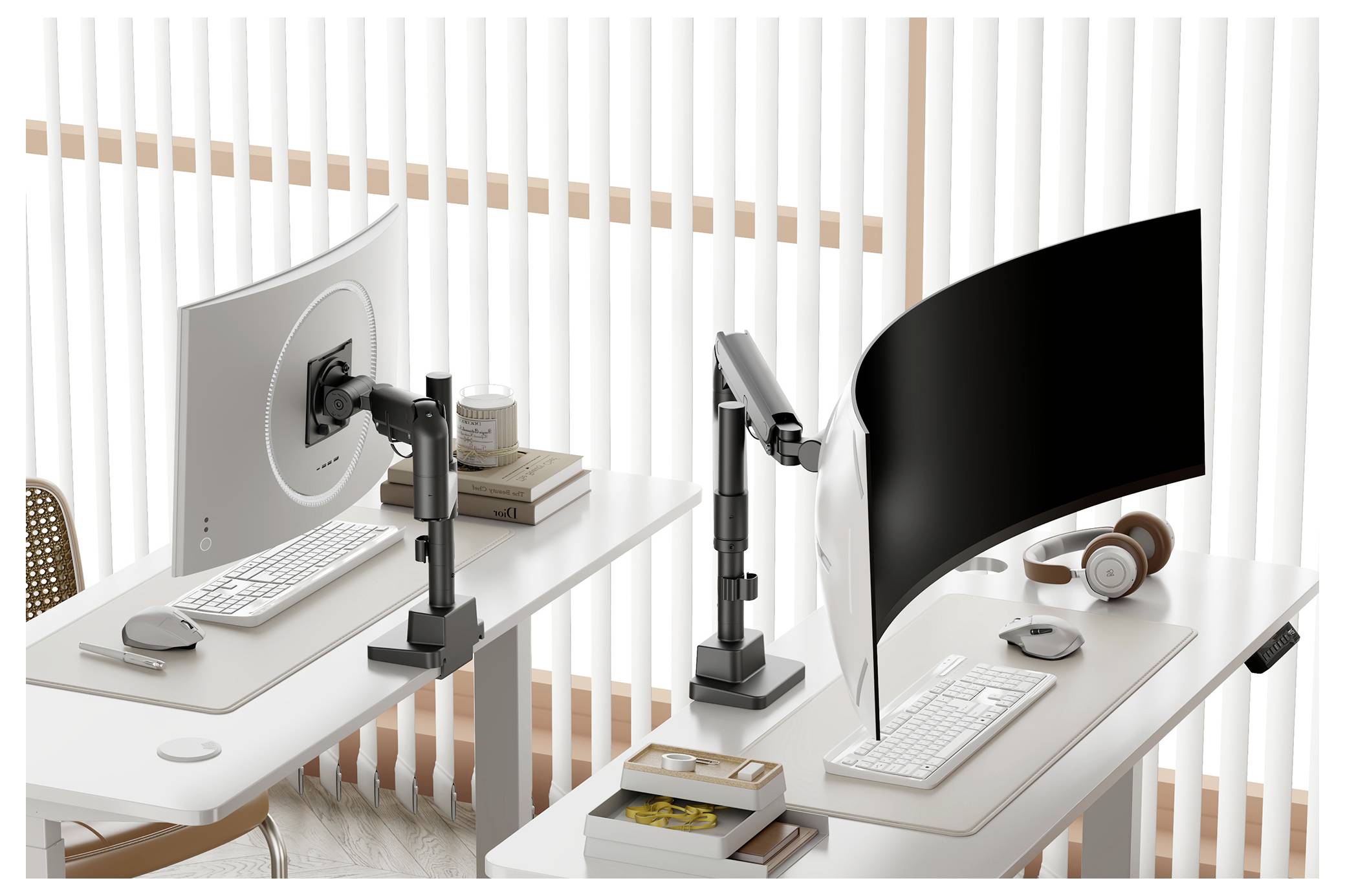 Zwei moderne Arbeitsstationen mit gebogenen Monitoren auf verstellbaren Armen. Jeder Schreibtisch hat eine Tastatur, eine Maus, Kopfhörer und Bücher.