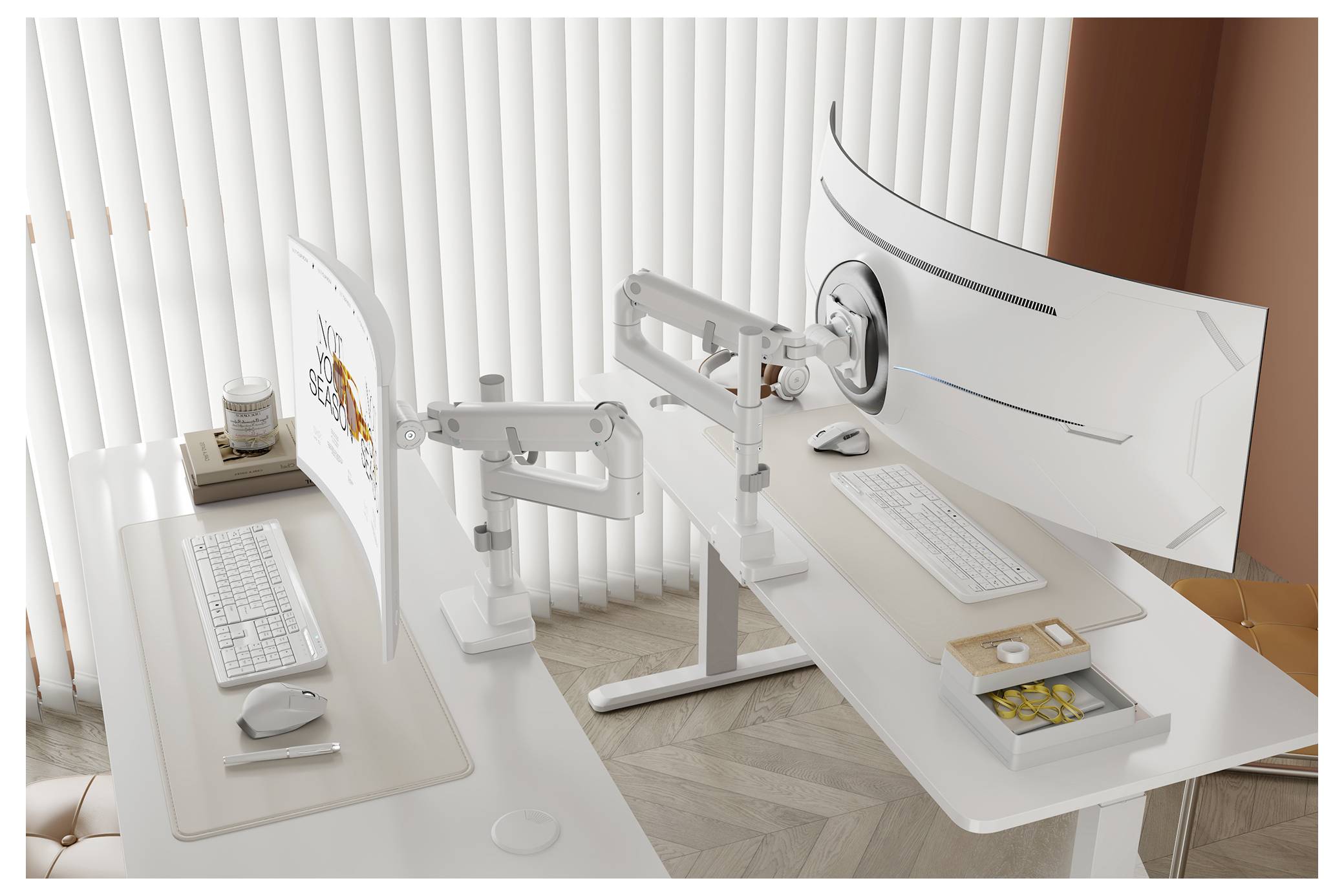 Ein modernes Setup mit zwei Monitoren auf höhenverstellbaren Schreibtischen, ausgestattet mit Tastaturen, einer Maus, einem Trackpad und einem kleinen Organizer mit Büromaterialien.