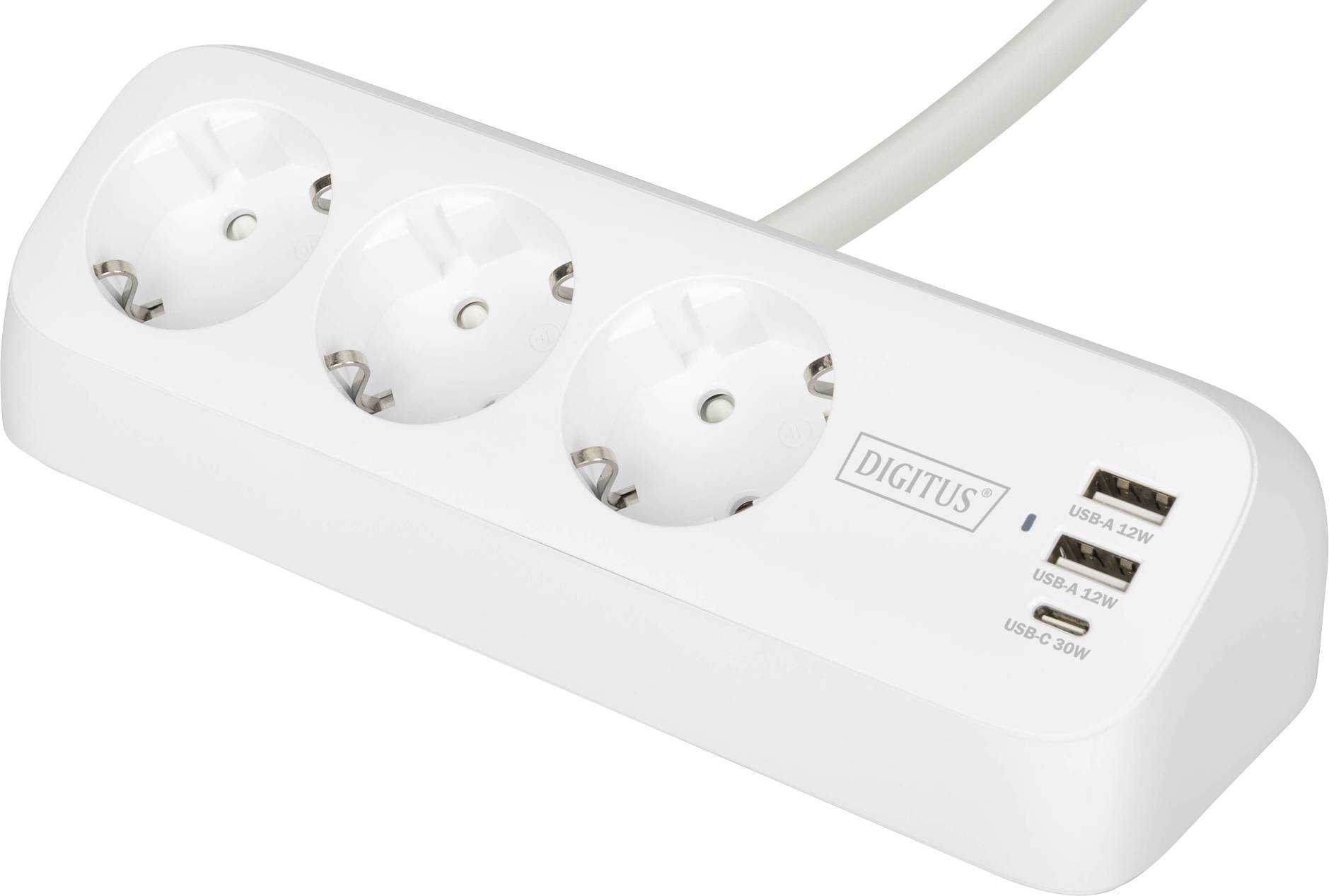 Eine weiße Steckdosenleiste mit drei europäischen Steckdosen und zwei USB-Anschlüssen an der Seite. Der Markenname „DIGITUS