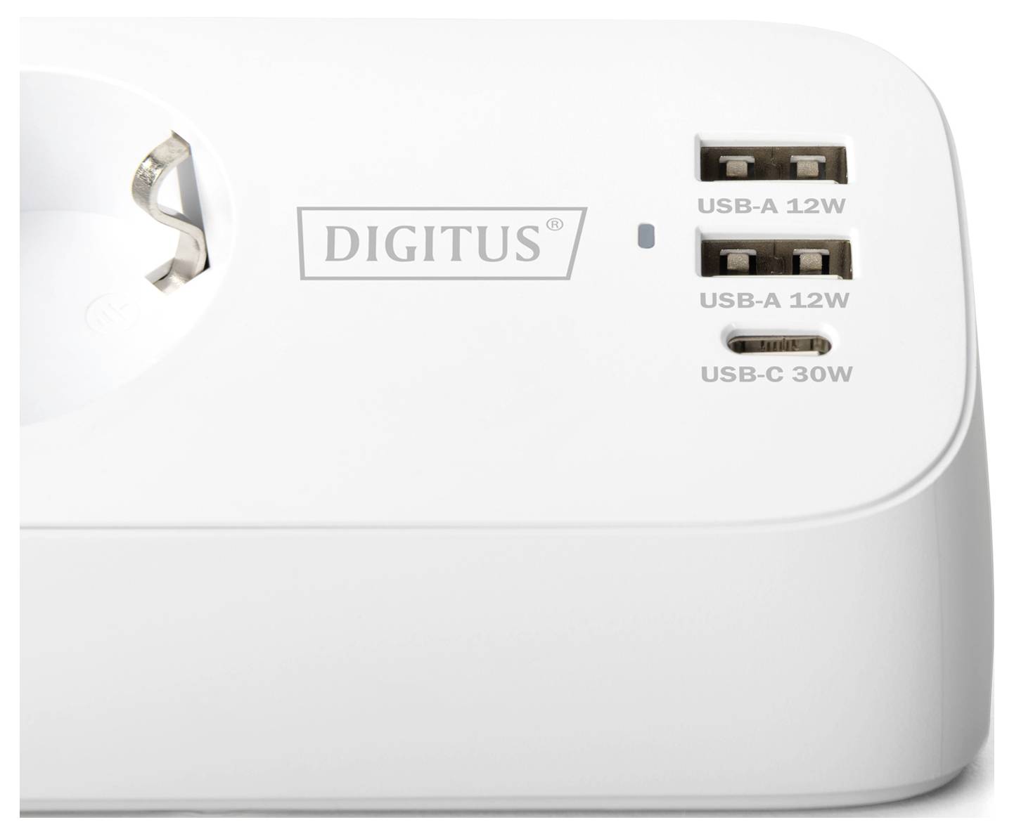 Eine weiße Steckerleiste mit einer Steckdose und drei USB-Anschlüssen mit den Bezeichnungen: USB-A 12W, USB-A 12W, USB-C 30W.